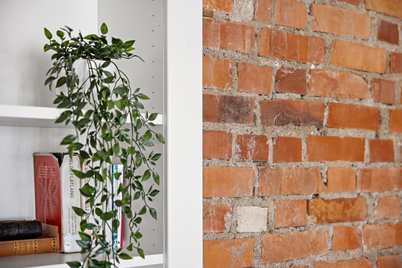 Den synlige teglsteinsveggen gir stuen særpreg og sjarm. Galleribilde