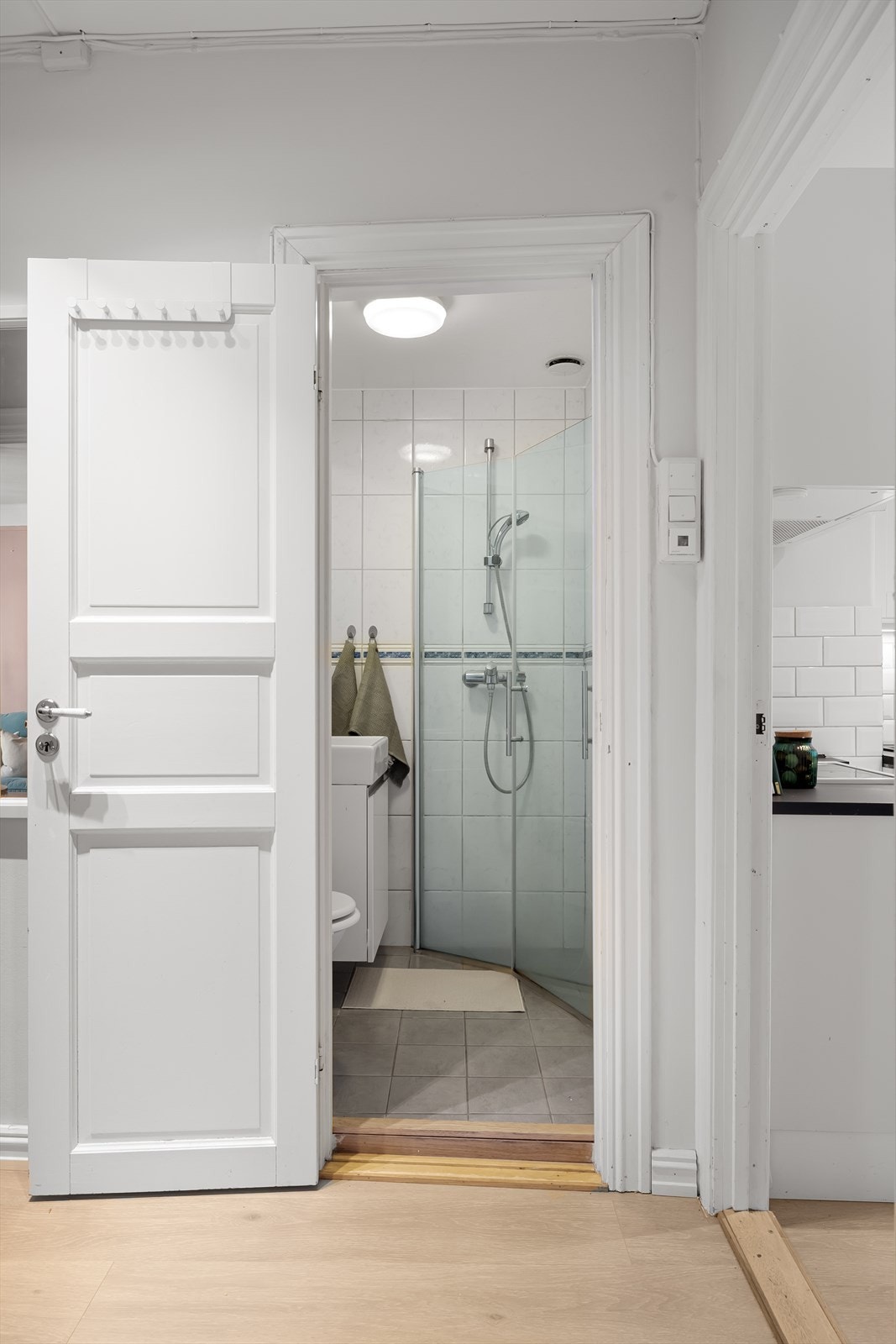 Badet ligger i midten av leilighet, men enkel adkomst fra alle rom. Galleribilde