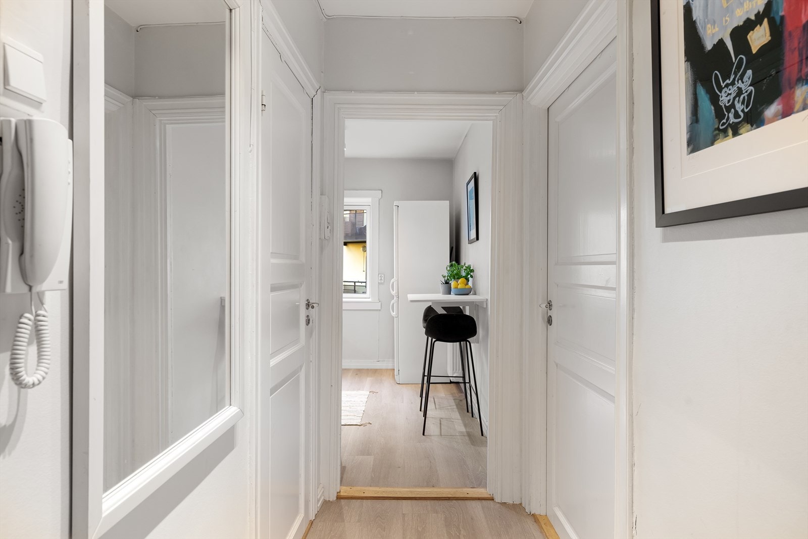 Mellomgang fra stue og inn til kjøkkenet. Galleribilde