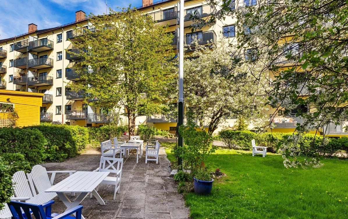 Tilgang til et frodig, stort gårdsrom med gode solforhold, trær, utemøbler m.m. Galleribilde