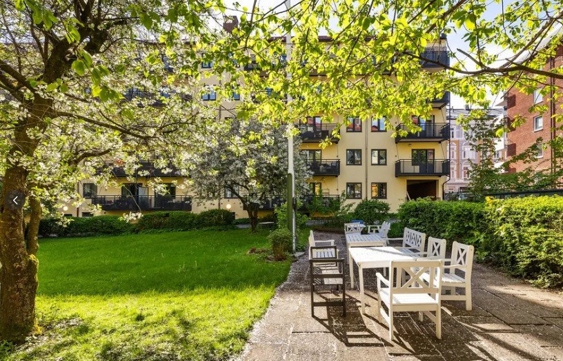 Tilgang til et frodig, stort gårdsrom med gode solforhold, trær, utemøbler m.m. Galleribilde