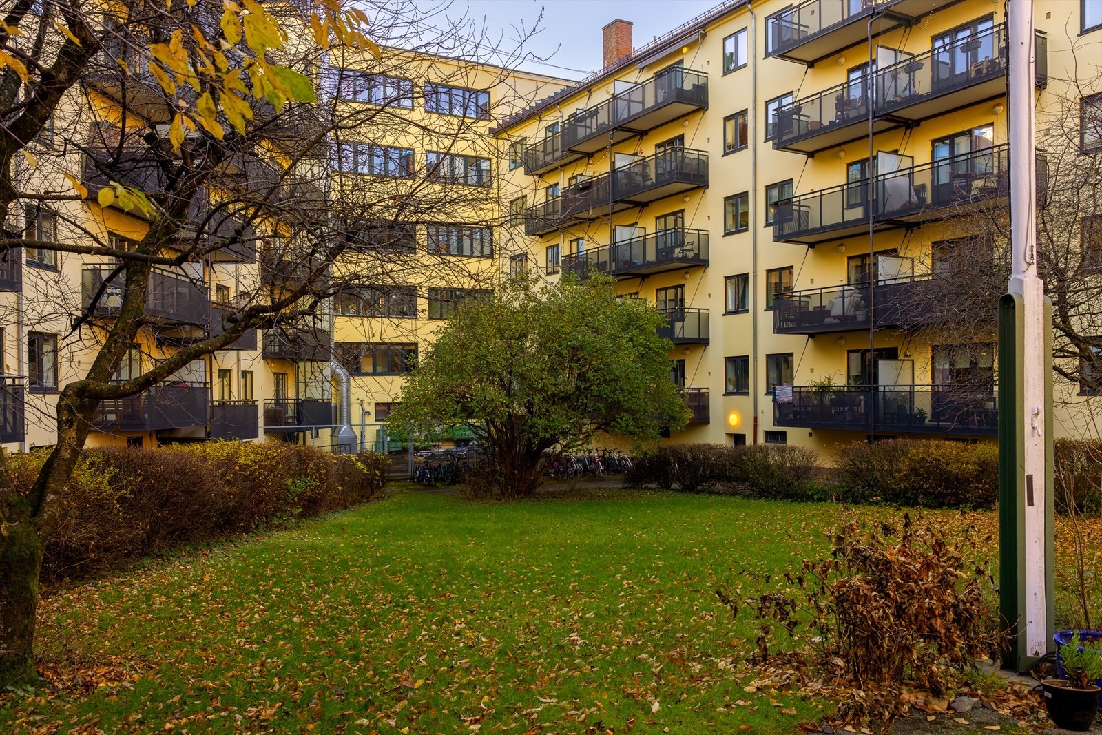 Selv på høsten kan det indre gårdsrommet benyttes. Galleribilde