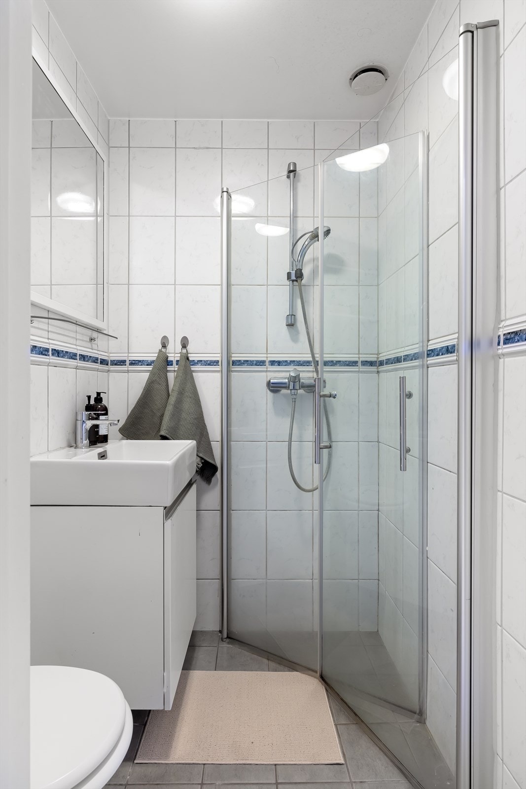 Badet er fra 2000. Nytt gulv og varmekabler i 2014. Galleribilde