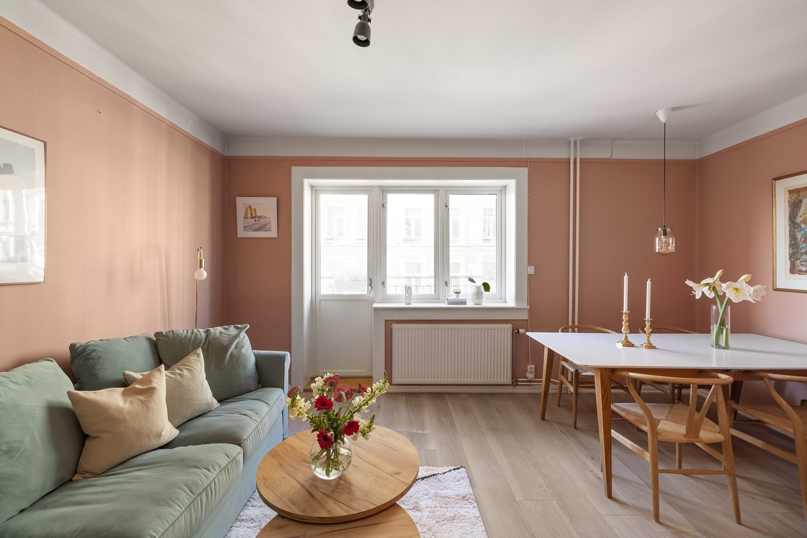 God plass til stor sofagruppe, TV-møblement og spisegruppe. Galleribilde