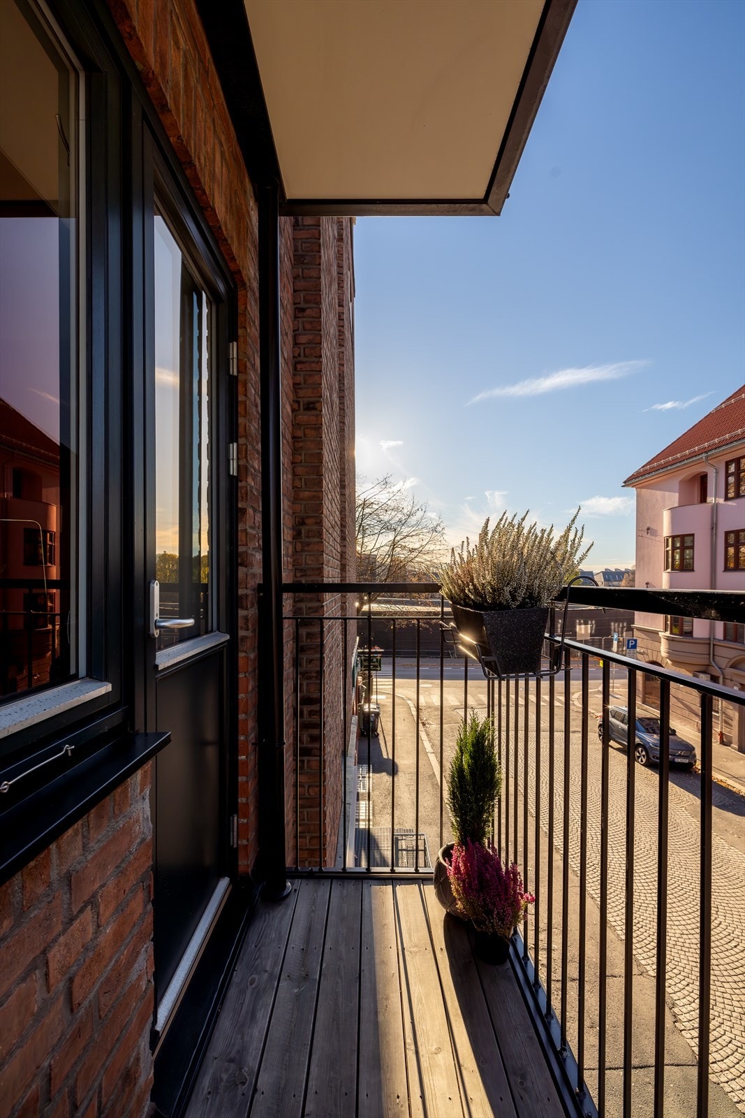 Man har fritt utsyn opp/ned gaten og nabolaget. Galleribilde