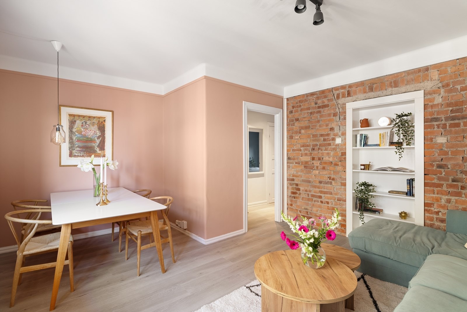 Leiligheten har en gjennomgående og praktisk planløsning med gode lysforhold fra store vindusflater i alle rom. Galleribilde