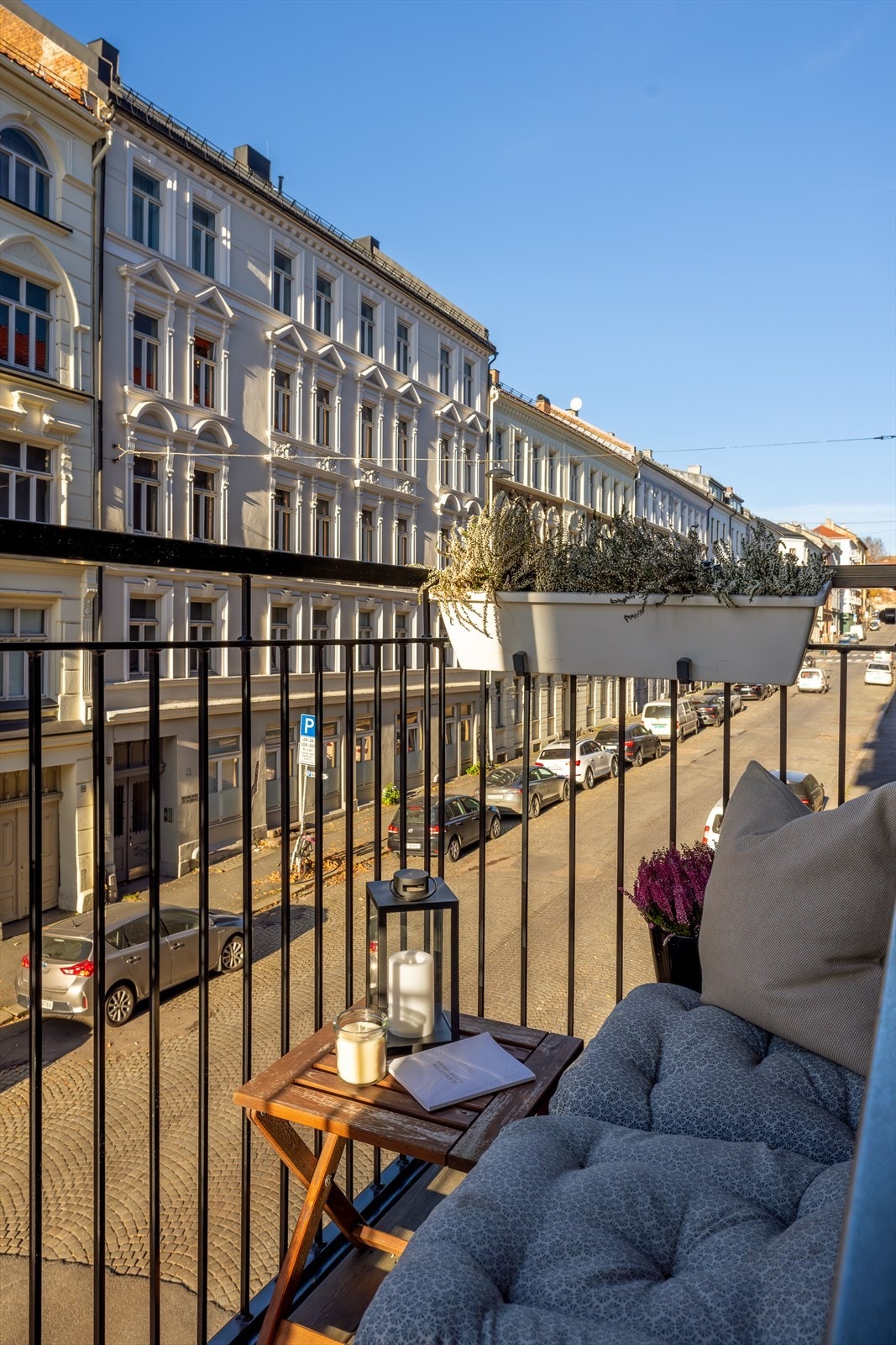 Balkongen er vestvendt og har plass til diverse utemøbler. Galleribilde