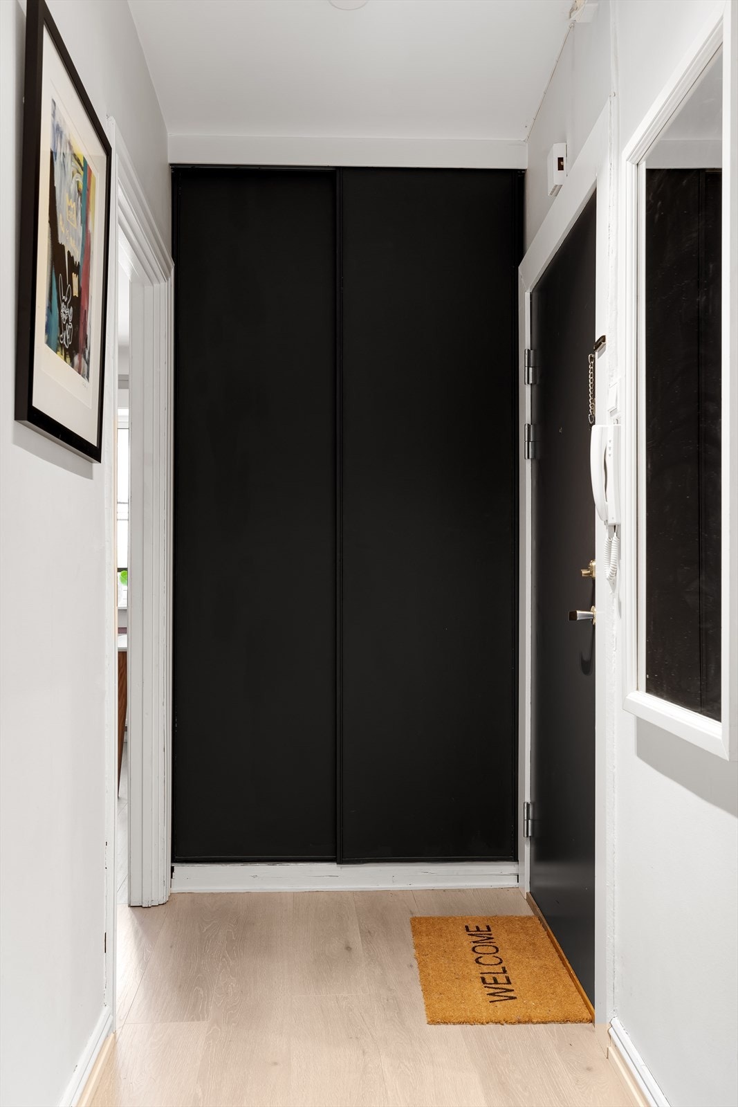 Praktisk yttergang med god plass for oppheng av tøy og plassering av sko i skyvedørsgarderobe. Galleribilde