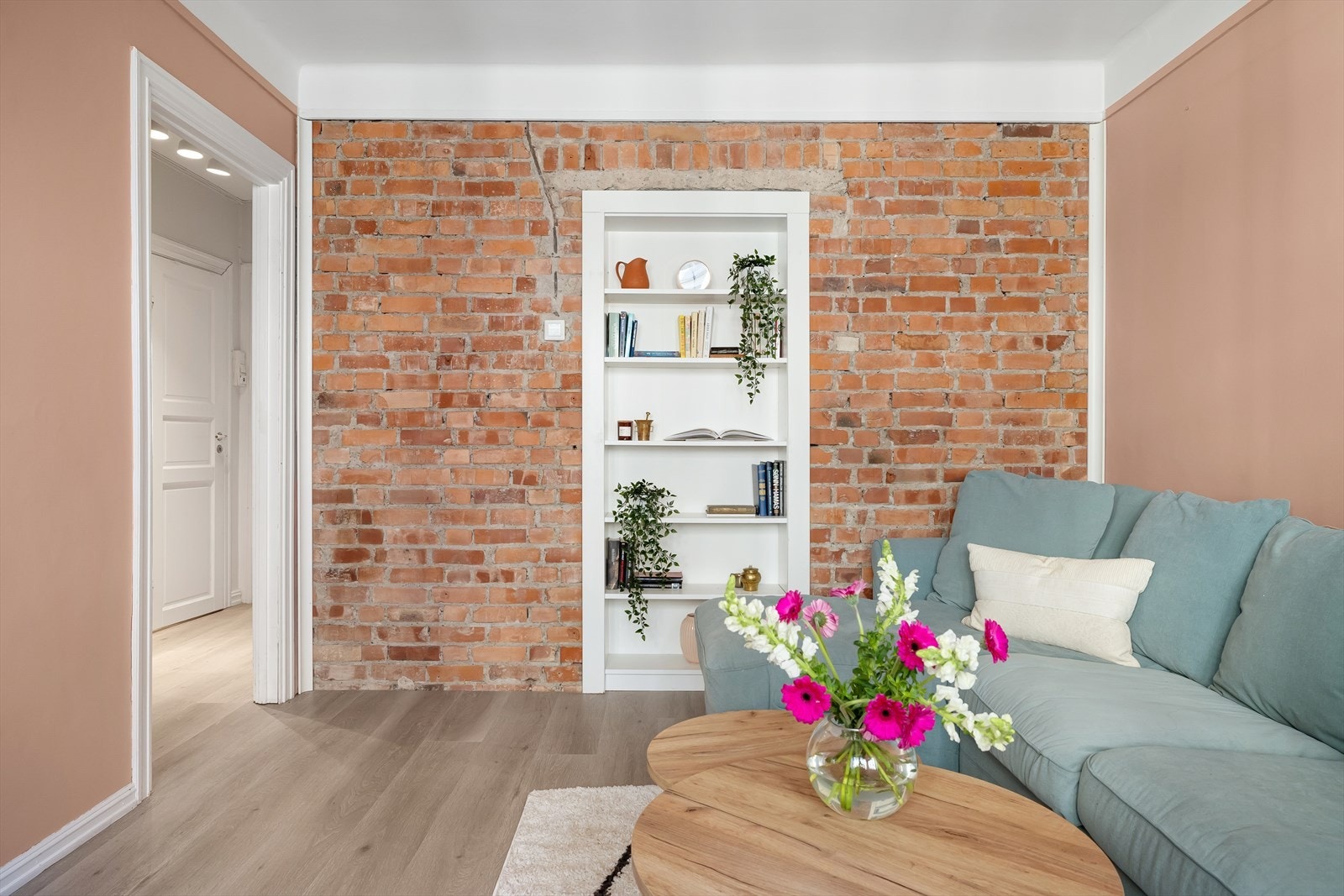 I motsatt ende av stuen har selger valgt å plassere sofaen. Galleribilde