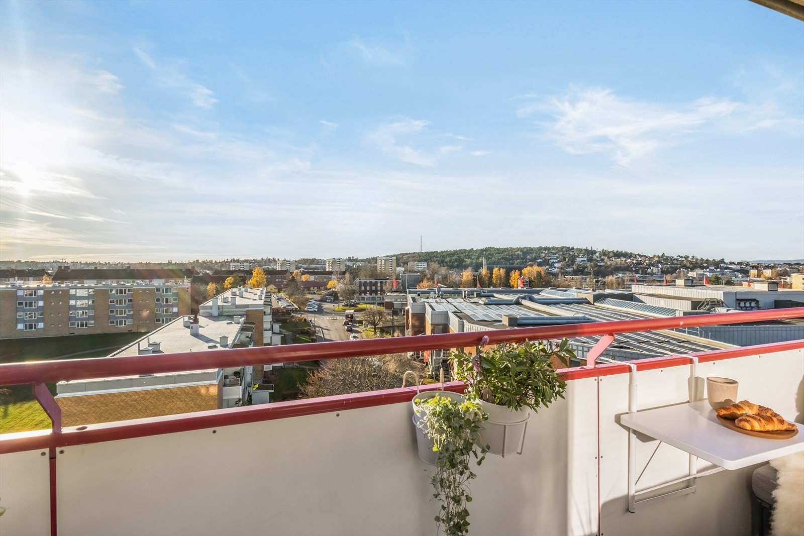 Nyt den nydelige utsikten med Ekeberg i sør og Holmenkollen i vest Galleribilde