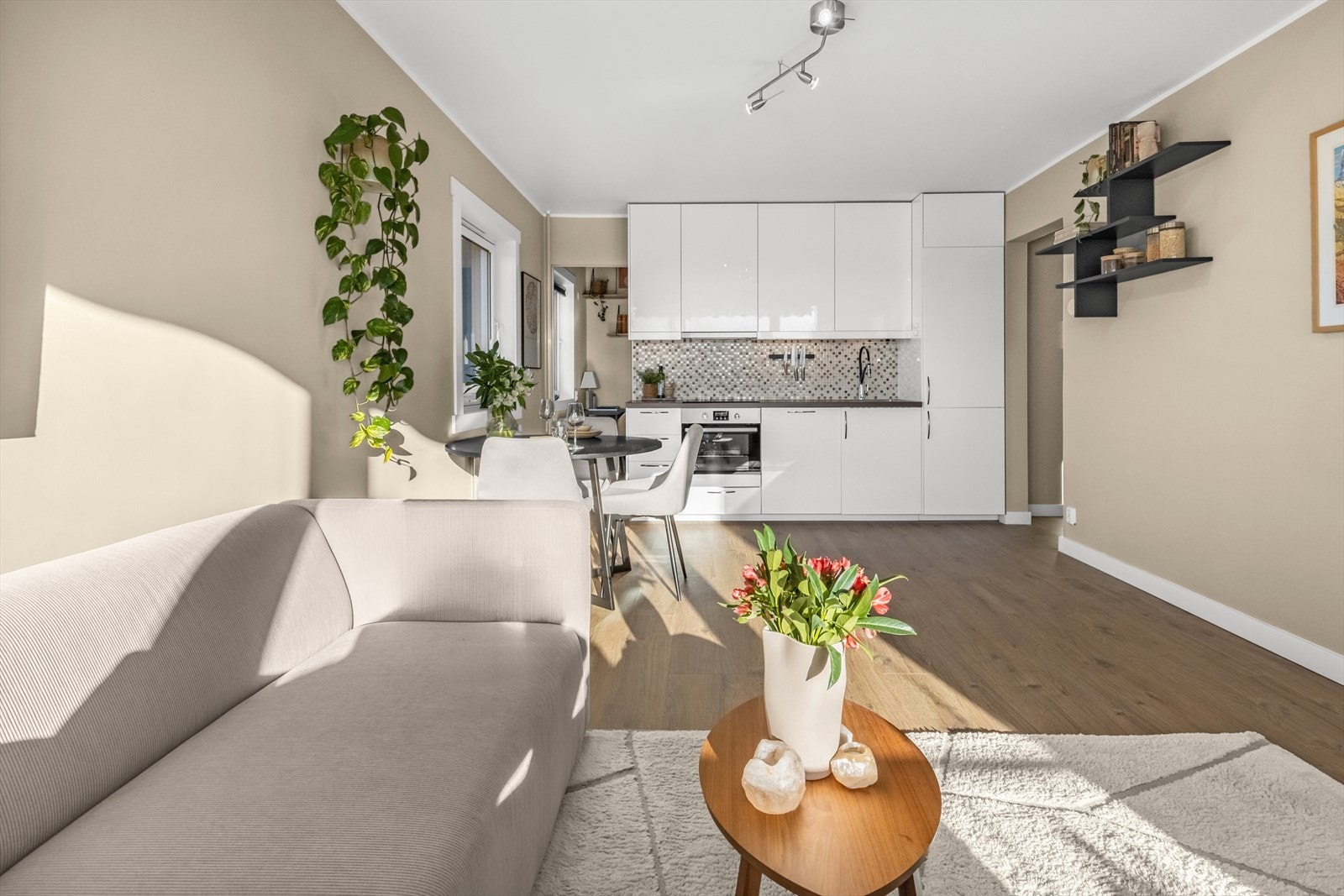 Det ble satt inn nytt kjøkken i 2015 med glatte fronter i høyglanset utførelse og laminat benkeplate Galleribilde