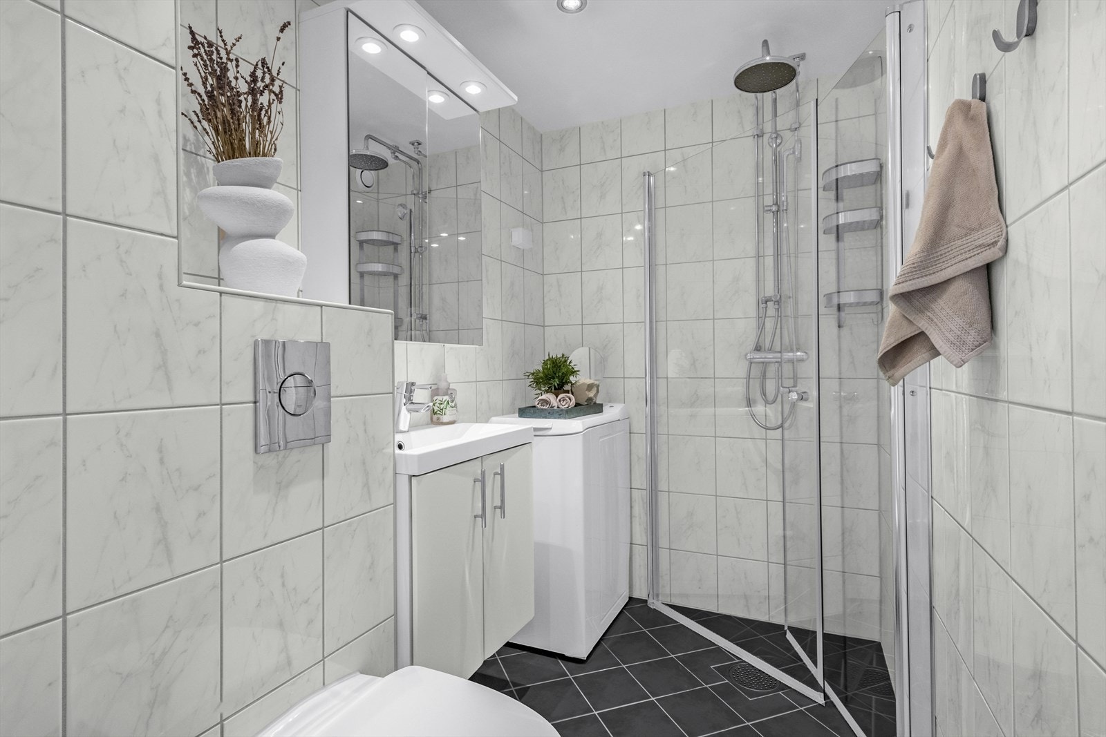 Helfliset baderom med varme i gulv og opplegg for vaskemaskin. Baderommet ble pusset opp i regi av borettslaget i 2010 Galleribilde