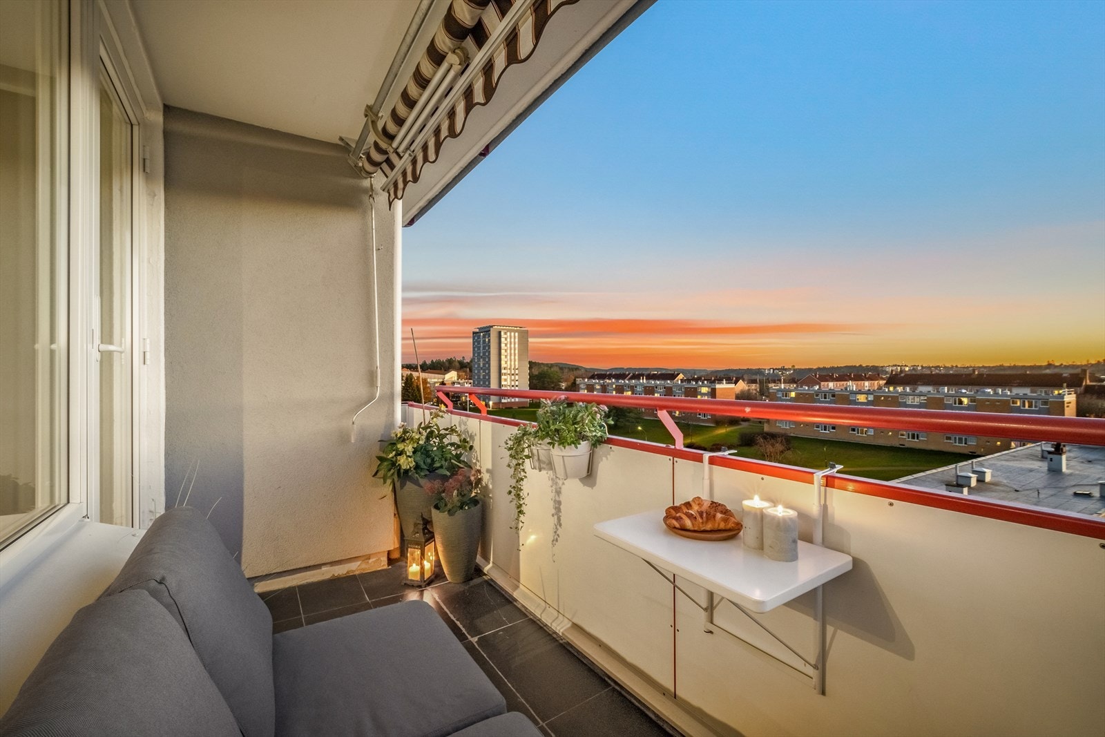 Fra stuen har du utgang til sydvestvendt overbygget balkong på ca. 5 kvm Galleribilde