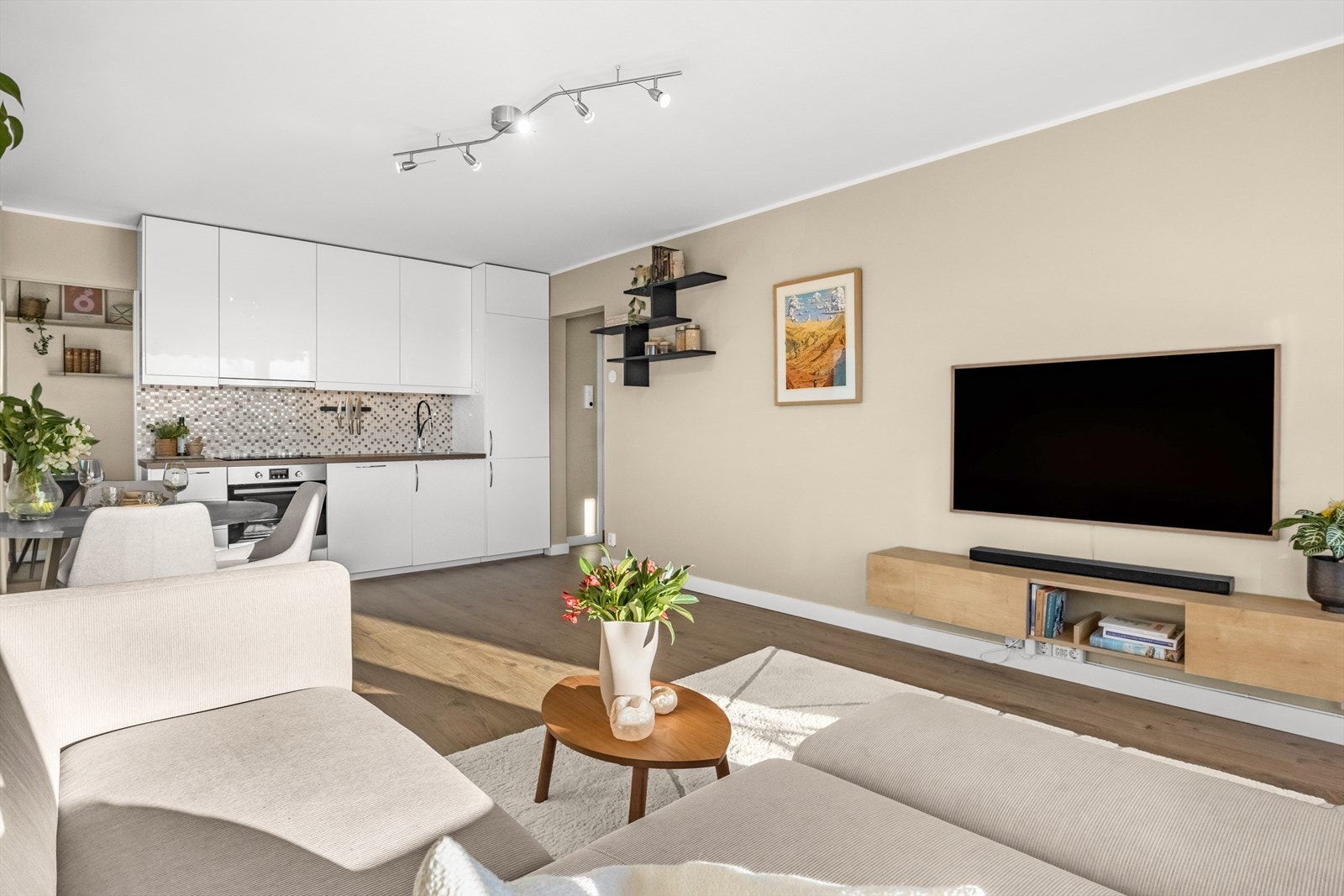 Leiligheten ble oppusset i 2022 med blant annet nytt gulv og nymalte tak og vegger Galleribilde