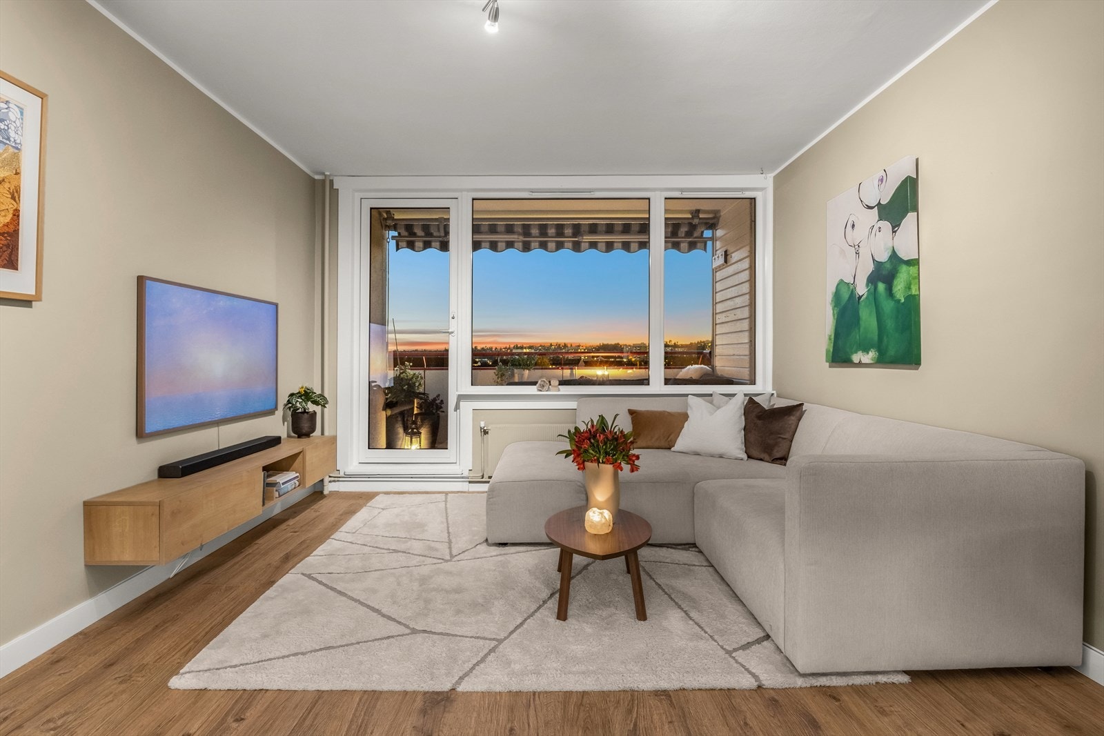 Leiligheten ligger usjenert til i 8. etasje med heisadkomst Galleribilde