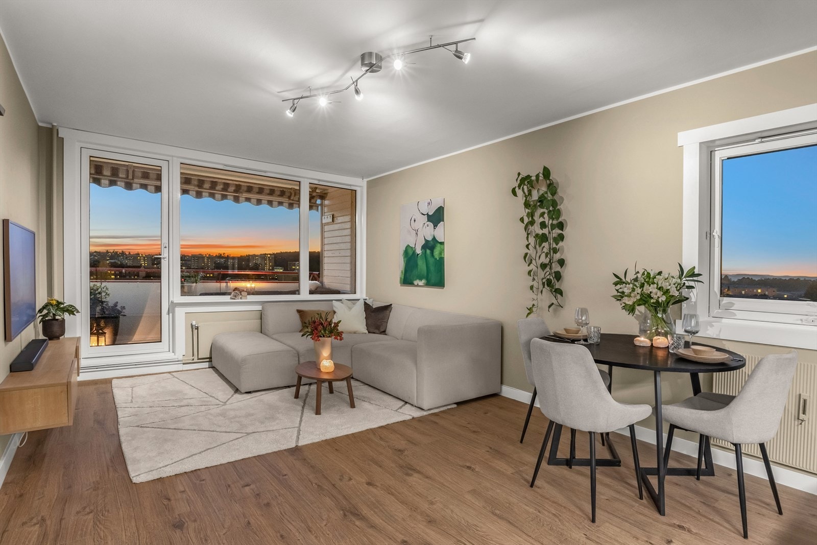 Leiligheten er en hjørneleilighet og får lys fra flere sider Galleribilde