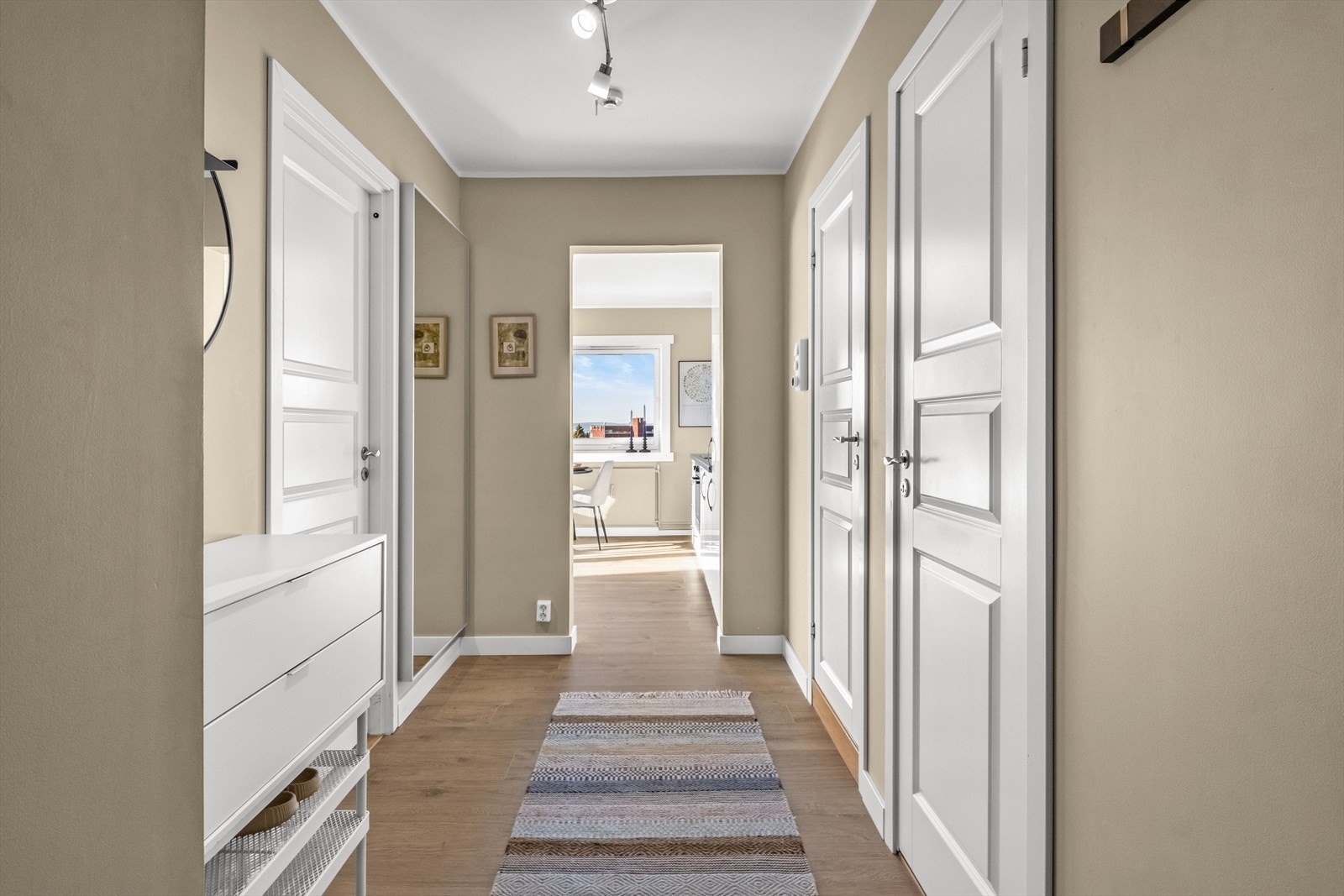 Entrè med adkomst til hovedsoverom, baderom, omkledningsrom og stue/kjøkken Galleribilde