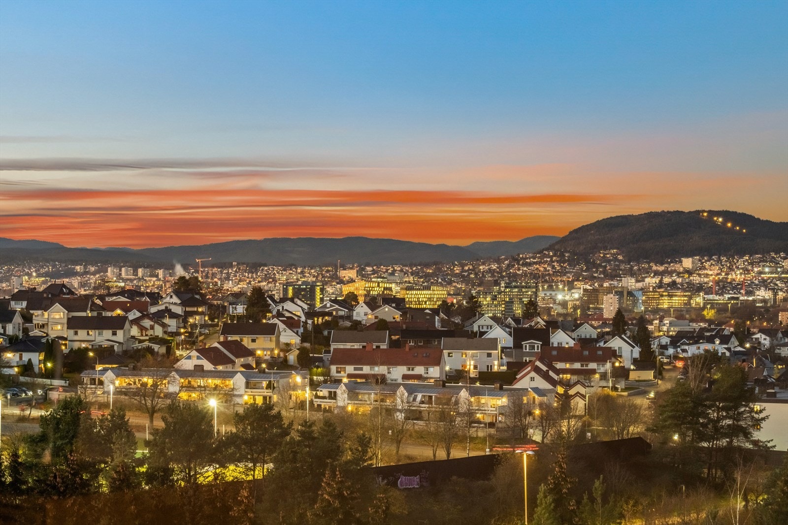 Boligen ligger i et meget populært og sentralt boligområde på Manglerud med kort vei til butikker, kollektiv og fine turmuligheter Galleribilde