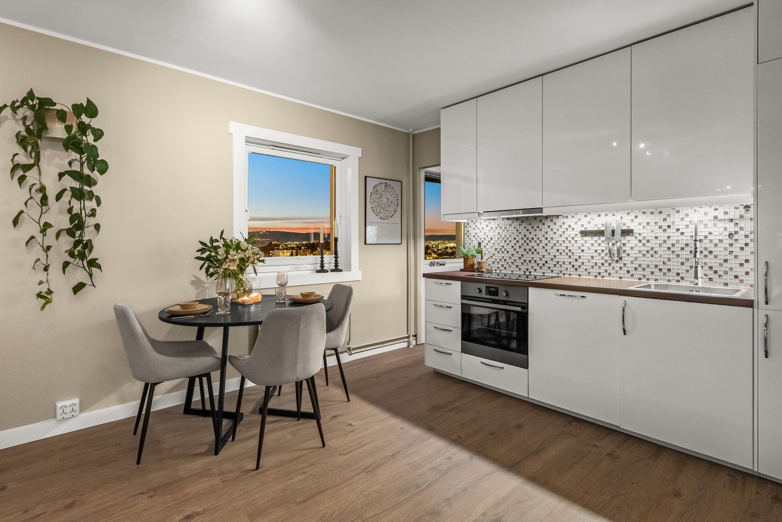 Stekeovn, keramisk topp, oppvaskmaskin og kjøl/frys er integrert i innredningen Galleribilde