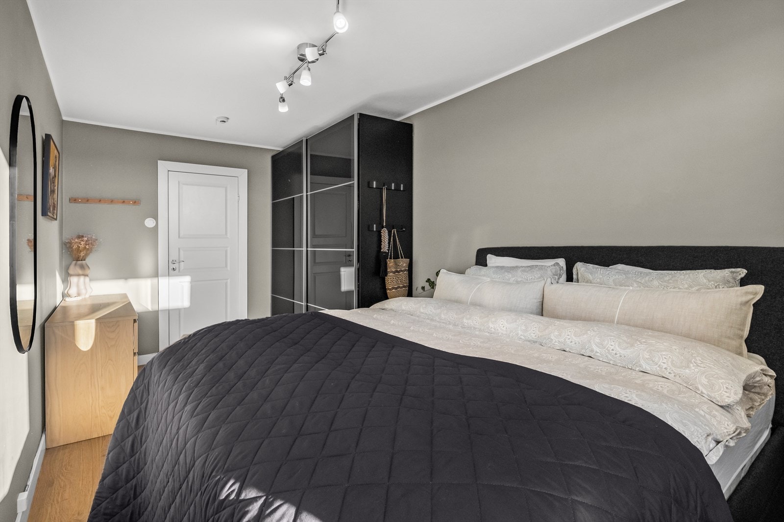 Soverommet er av god størrelse og har plass til dobbeltseng og nattbord. Stor skyvedørsgarderobe med gode lagringsmuligheter Galleribilde