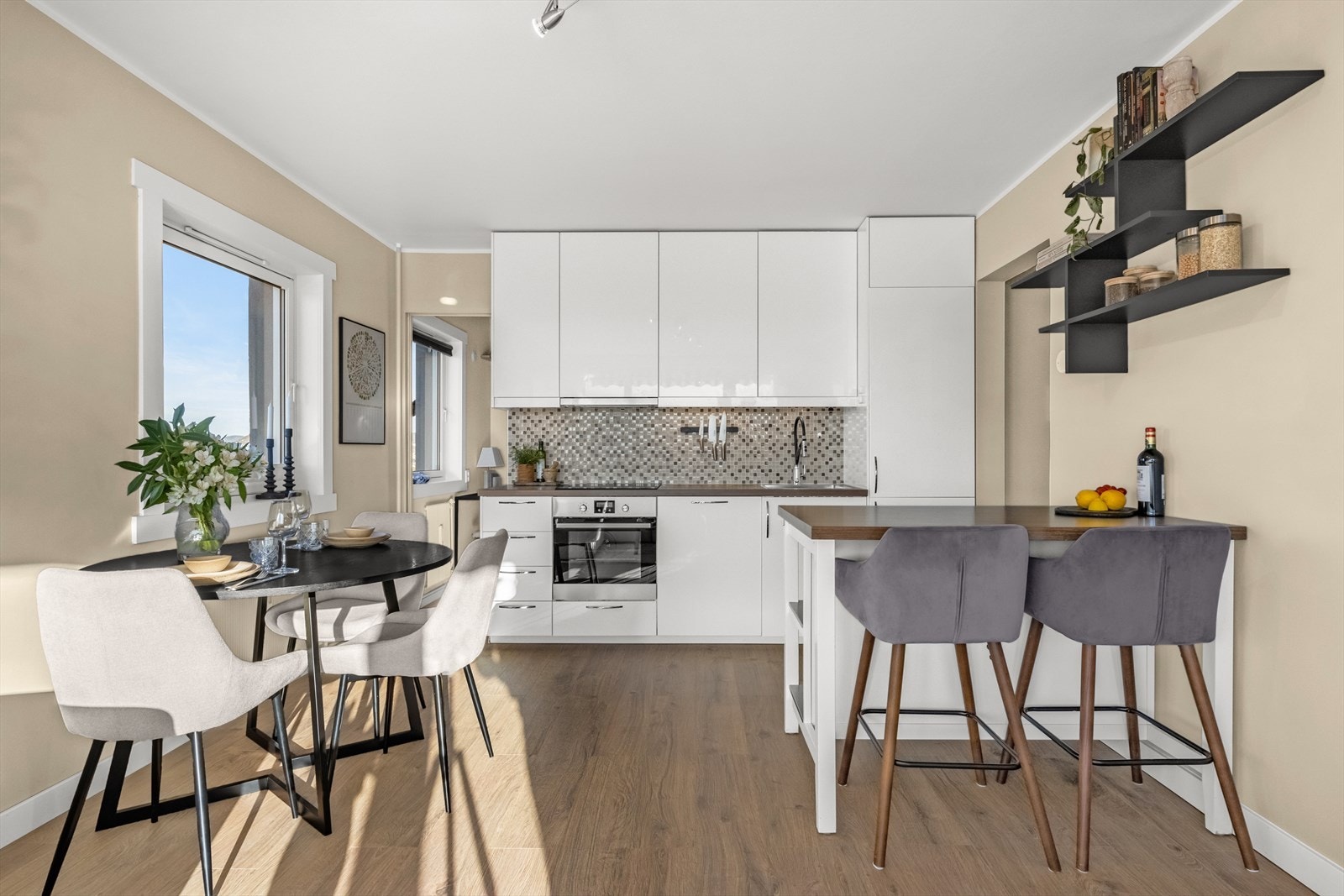 Om ønskelig kan kjøper overta kjøkkenøya til høyre i bilde uten ekstra kostnad Galleribilde