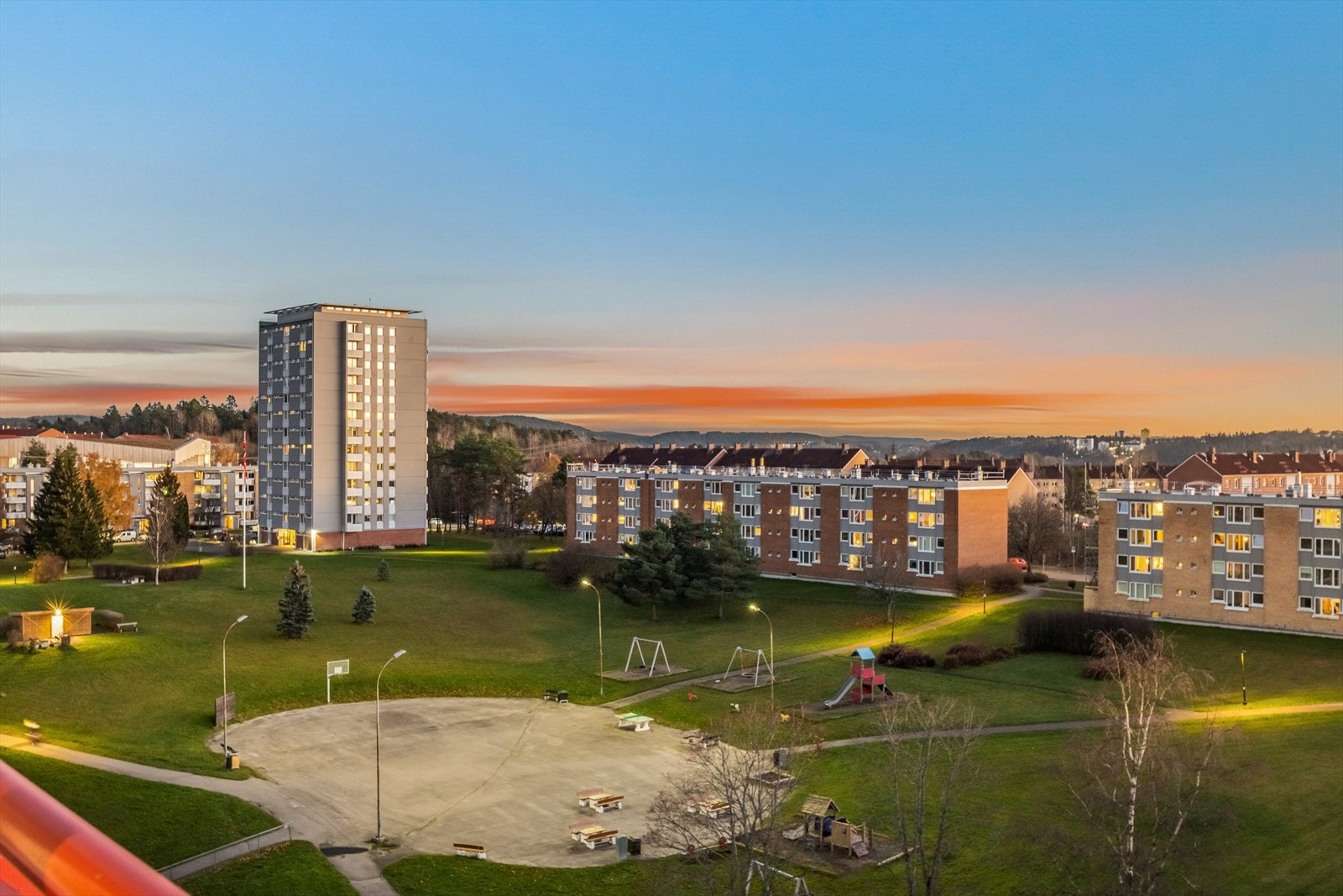 Leiligheten ligger luftig og fritt med flott utsyn og ingen innsyn Galleribilde