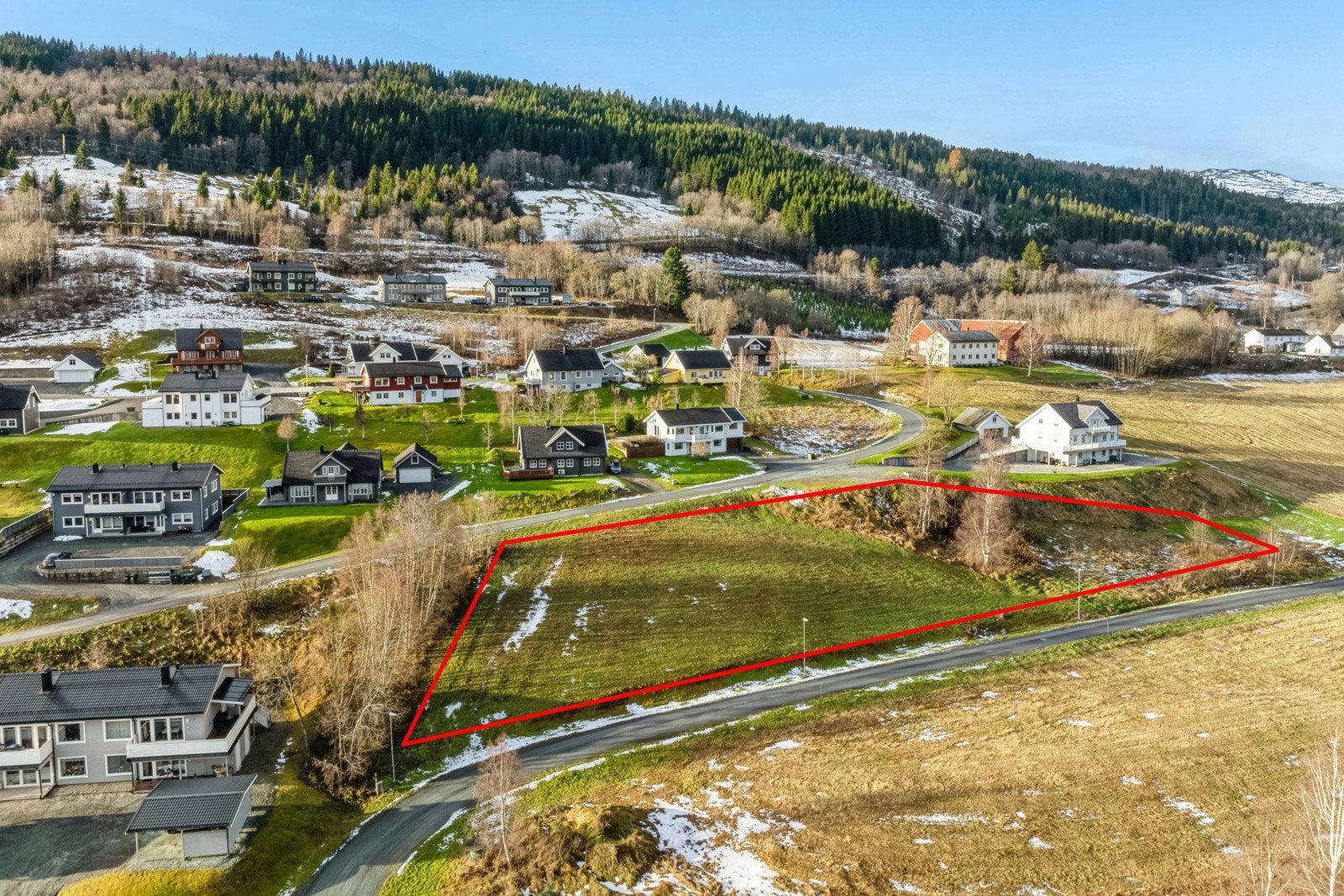 EIE eiendomsmegling ved Marit Skolmli og Geir Einar Moen presenterer stor boligtomt ved Nyhuslia! Galleribilde