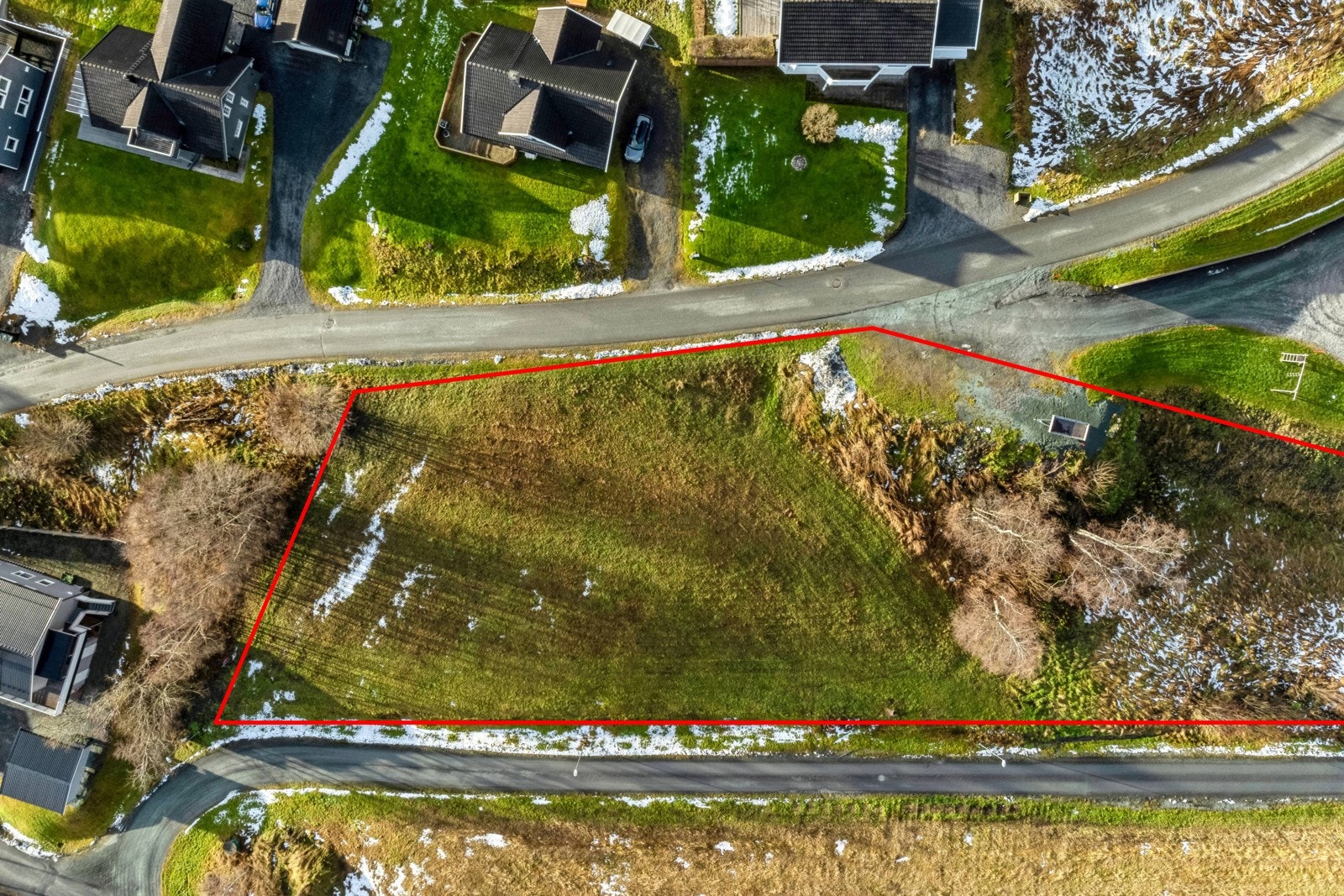 Flott tomt på ca. 3 mål i et veletablert og barnevennlig boligområde. Galleribilde