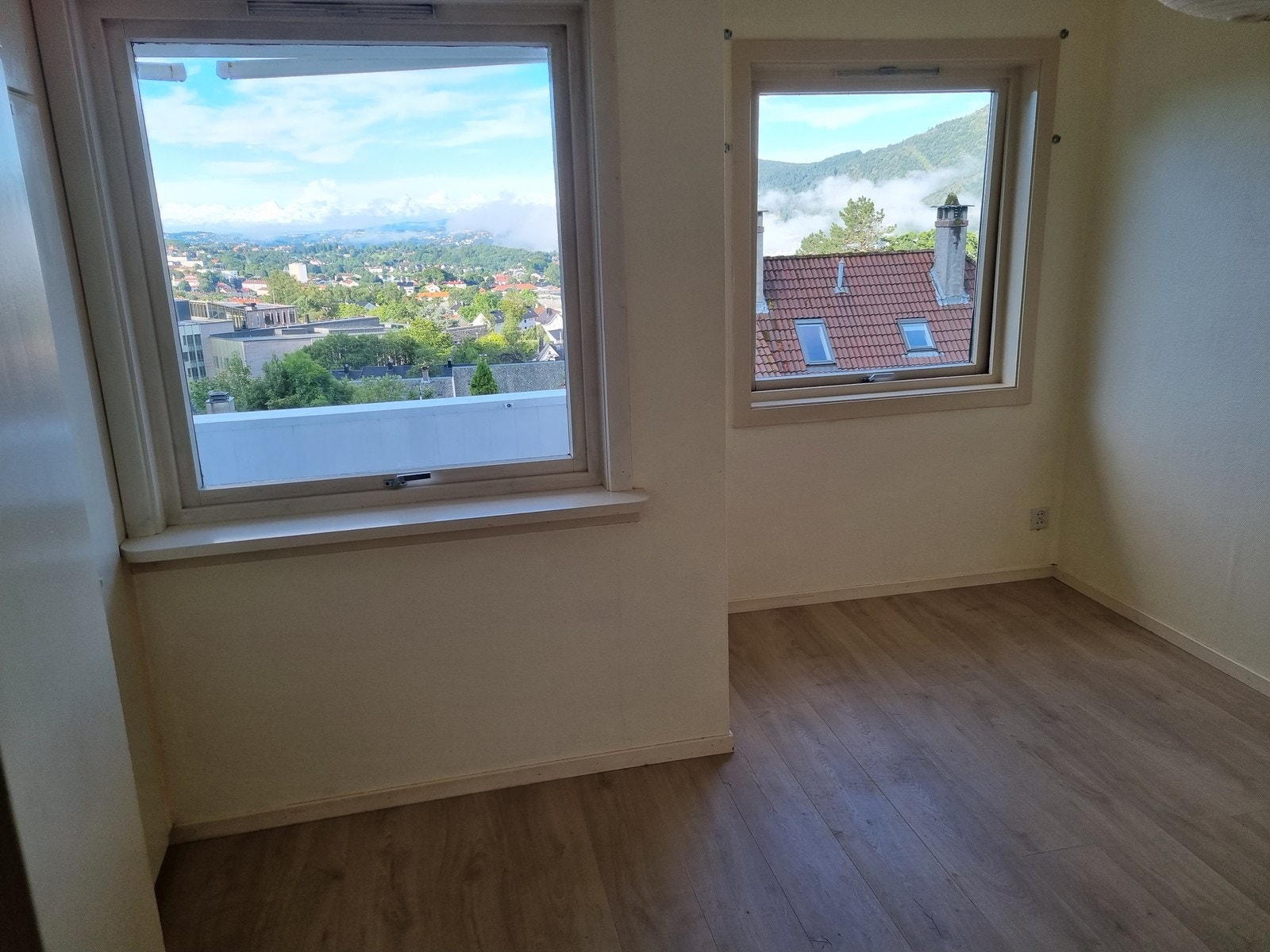 Soverom med store vinduer og god utsikt Galleribilde