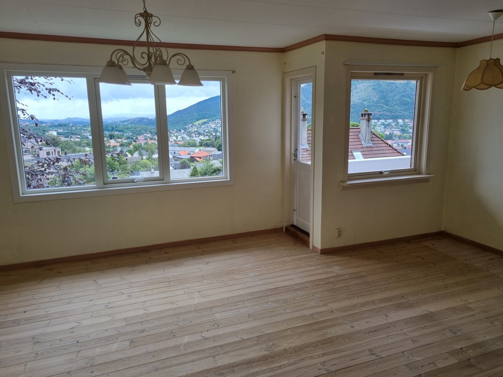 Lys og trivelig stue med store vinduer og utgang til terrasse Galleribilde