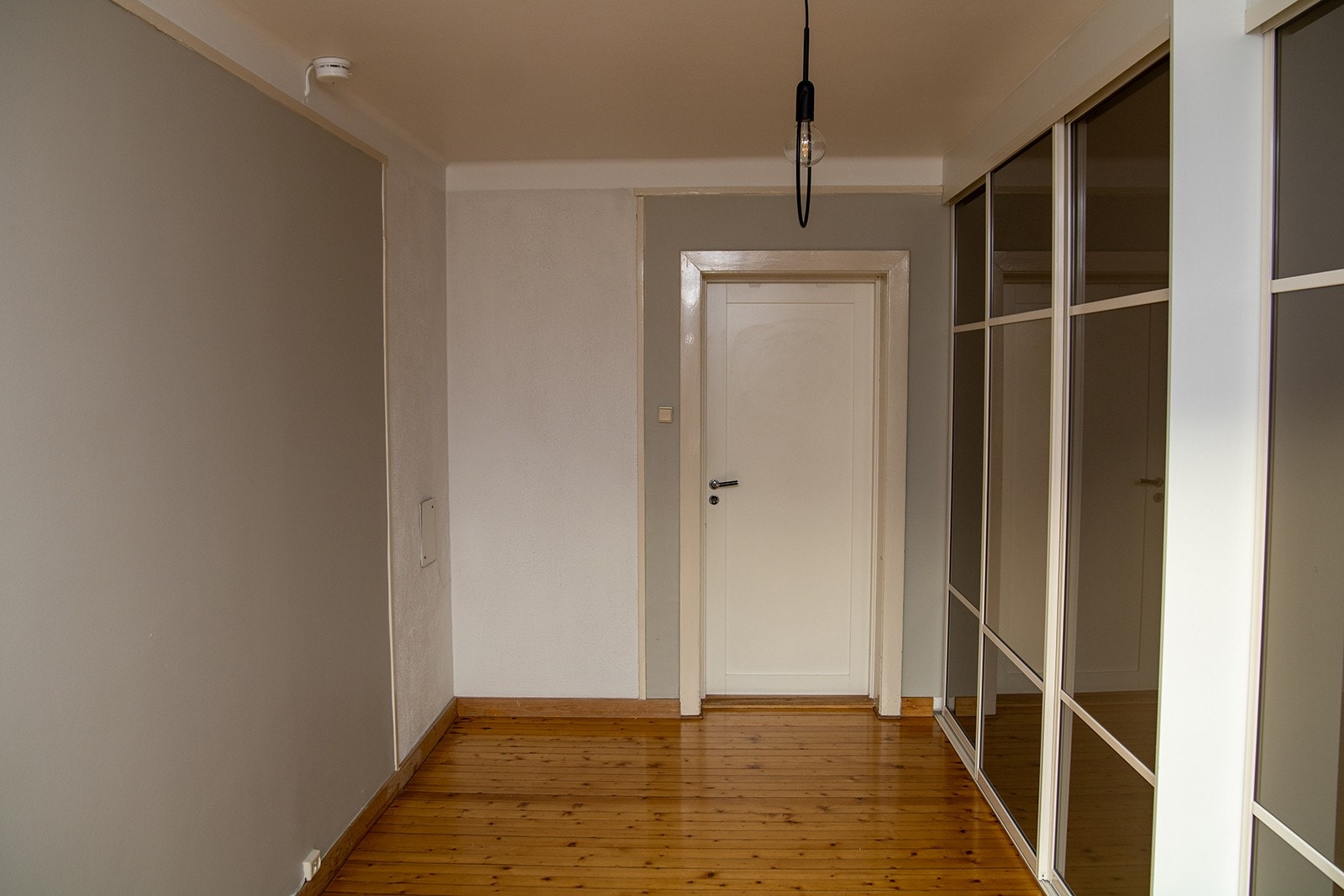 Svært romslig soverom med god plass til dobbeltseng. Stor skyvedørsgarderobe medfølger Galleribilde