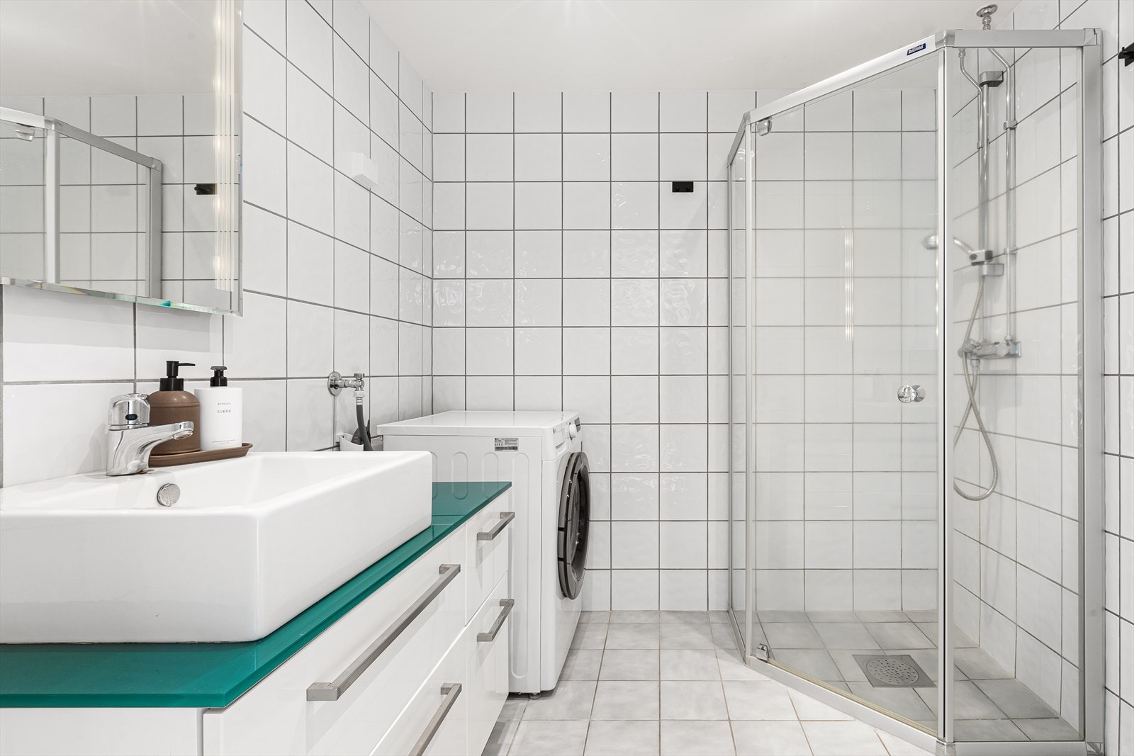 Flislagt bad av god størrelse Galleribilde