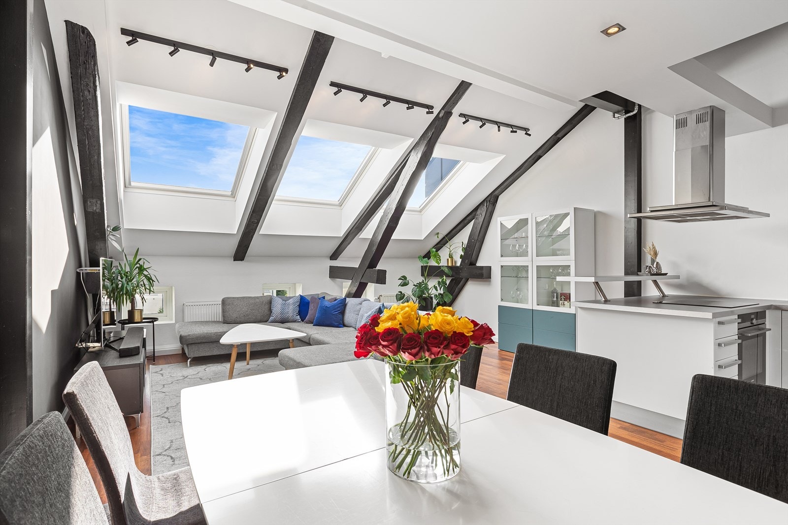 Det meste medfølger i felleskostnadene, herunder også fyring/varmtvann. Gunstig rente på fellesgjeld. Galleribilde