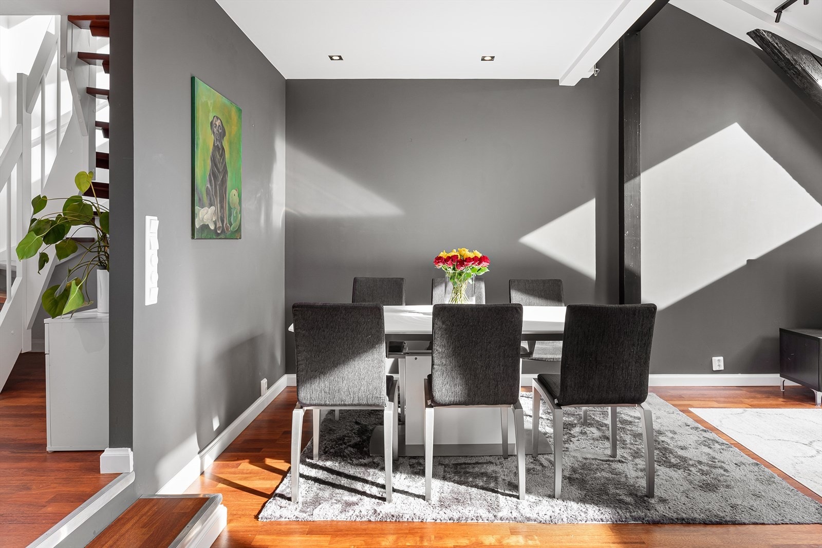 Stuen er meget flott, med gode møbleringsmuligheter Galleribilde