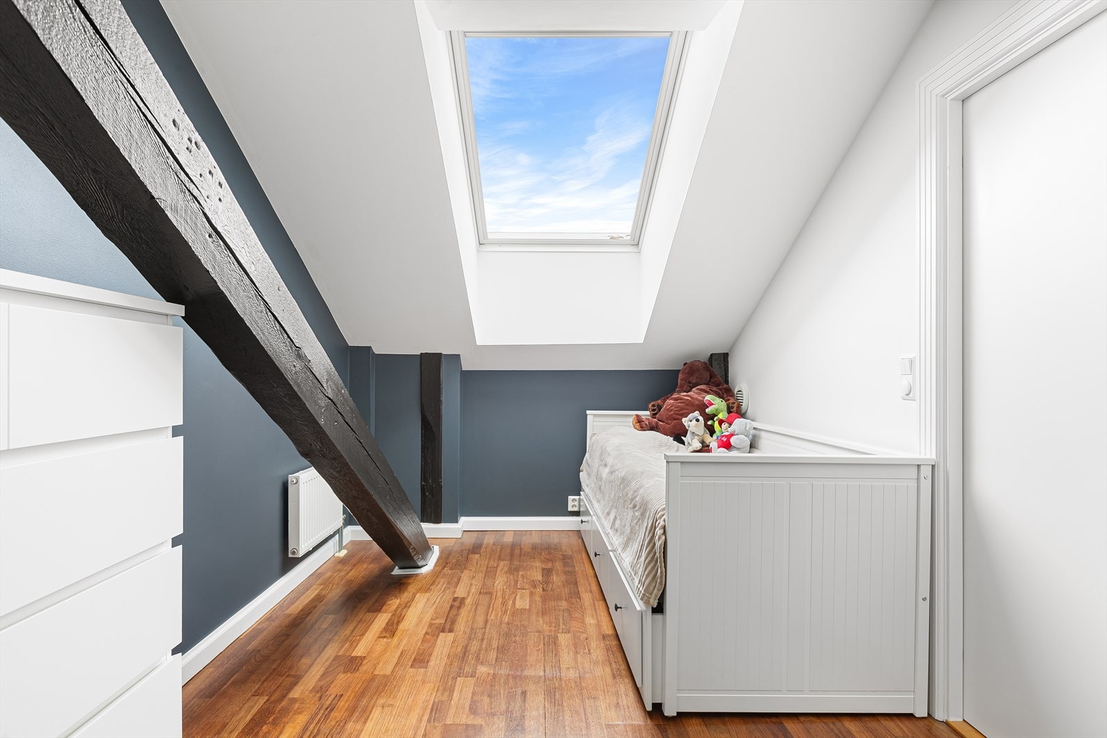 Soverom 2 - de nye vinduene er Velux-vindu med god isoleringsevne Galleribilde