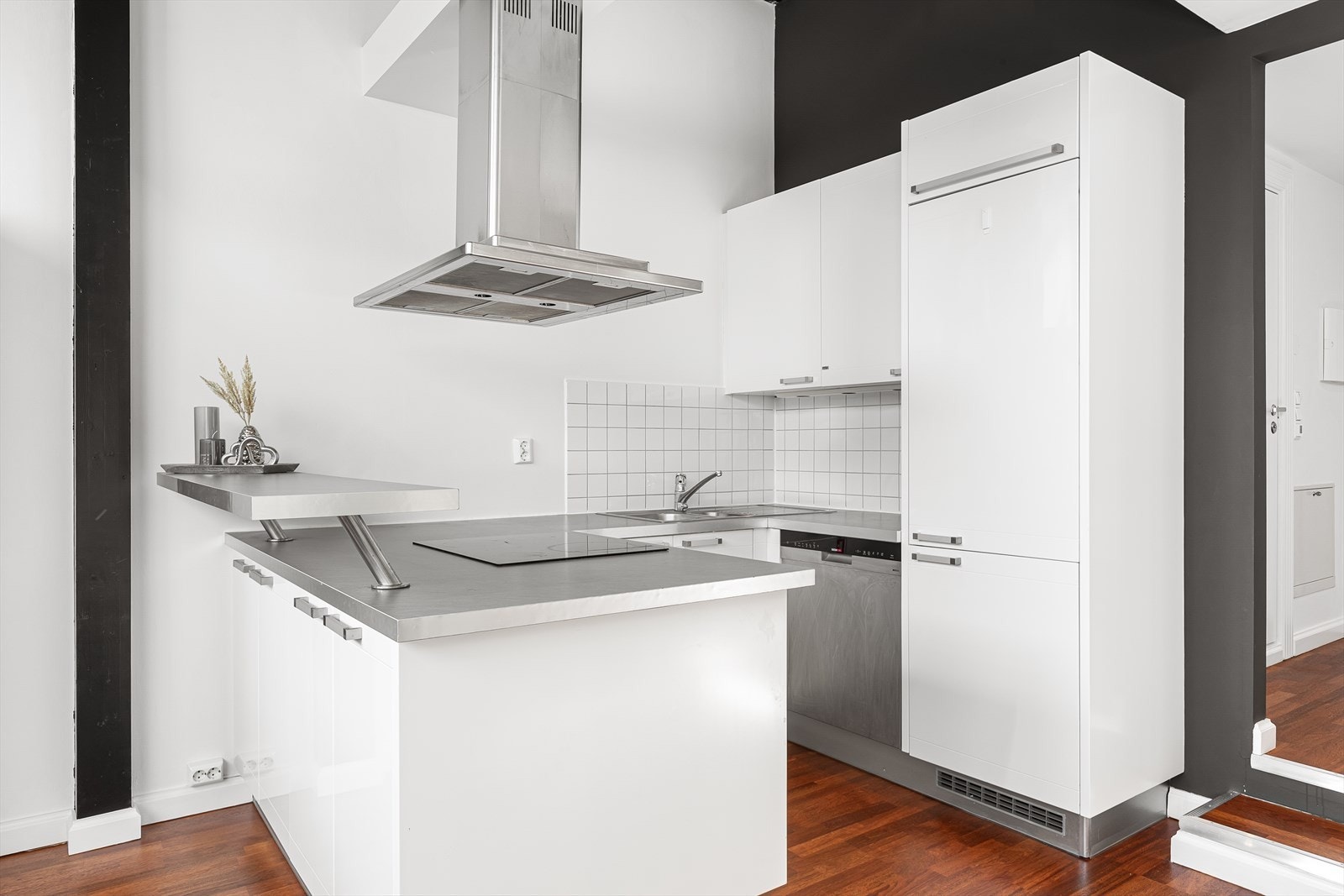 Praktisk kjøkken med glatte overflater Galleribilde