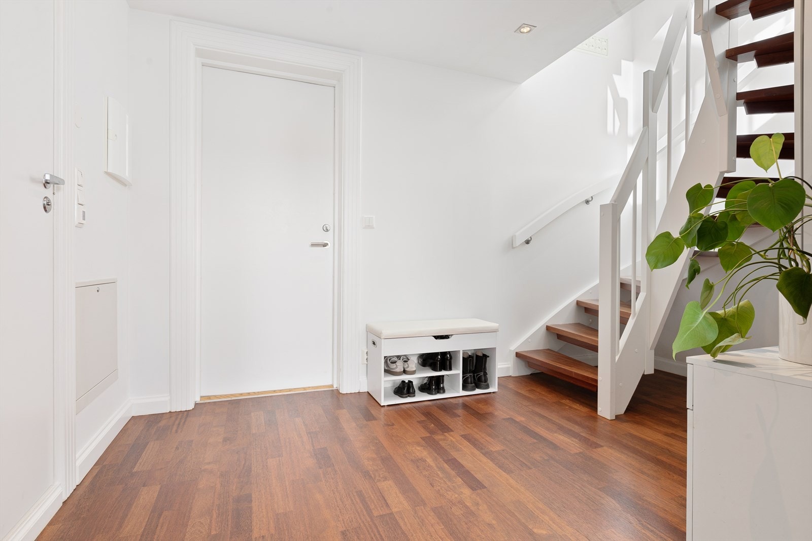 Velkommen hjem! Entré med meget god plass for å henge fra seg yttertøy Galleribilde