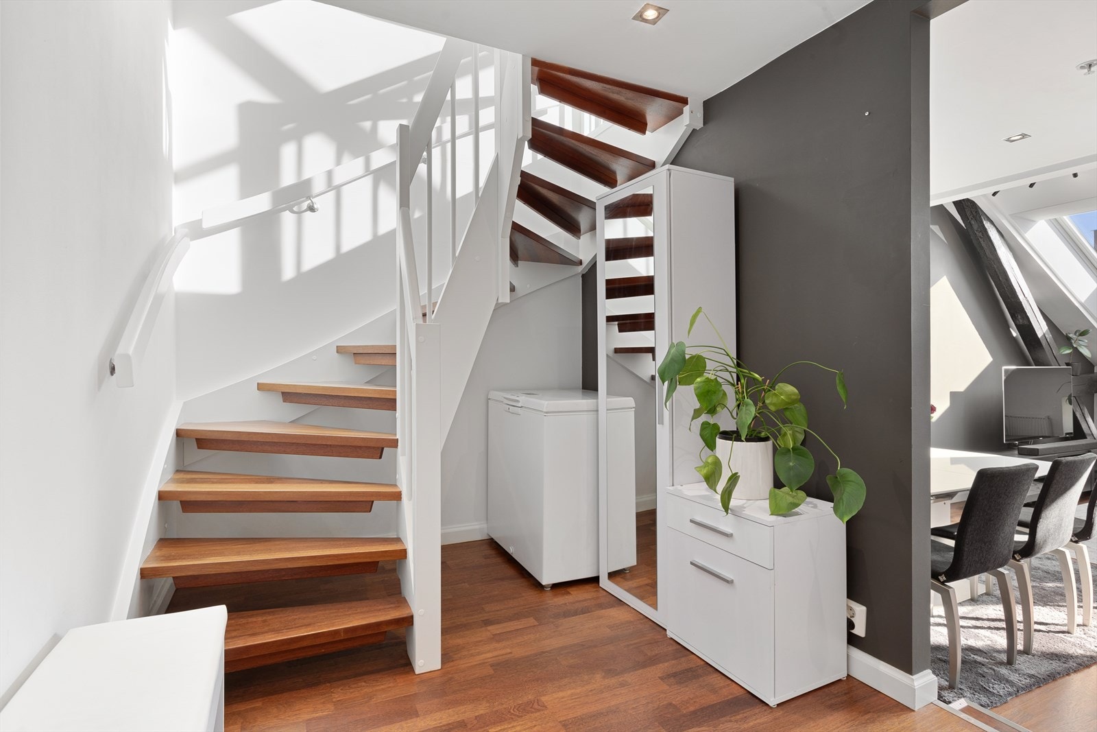 Trapp opp til loftsetasje Galleribilde