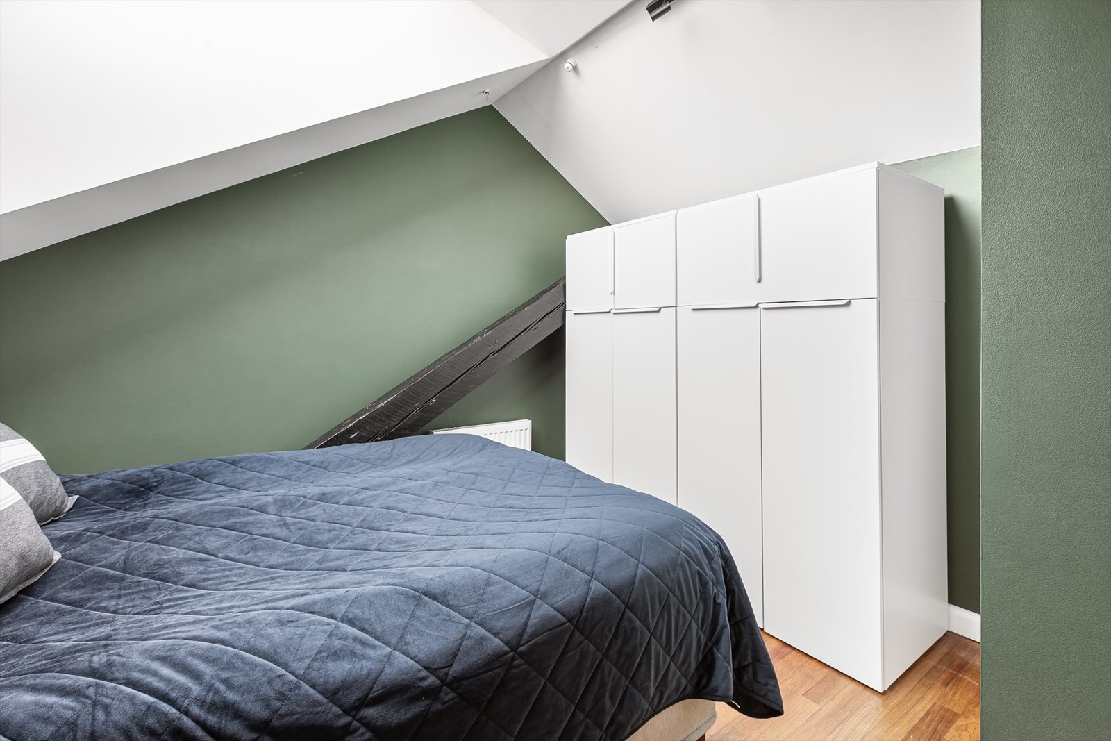 God plass for oppbevaring i garderobeskap Galleribilde