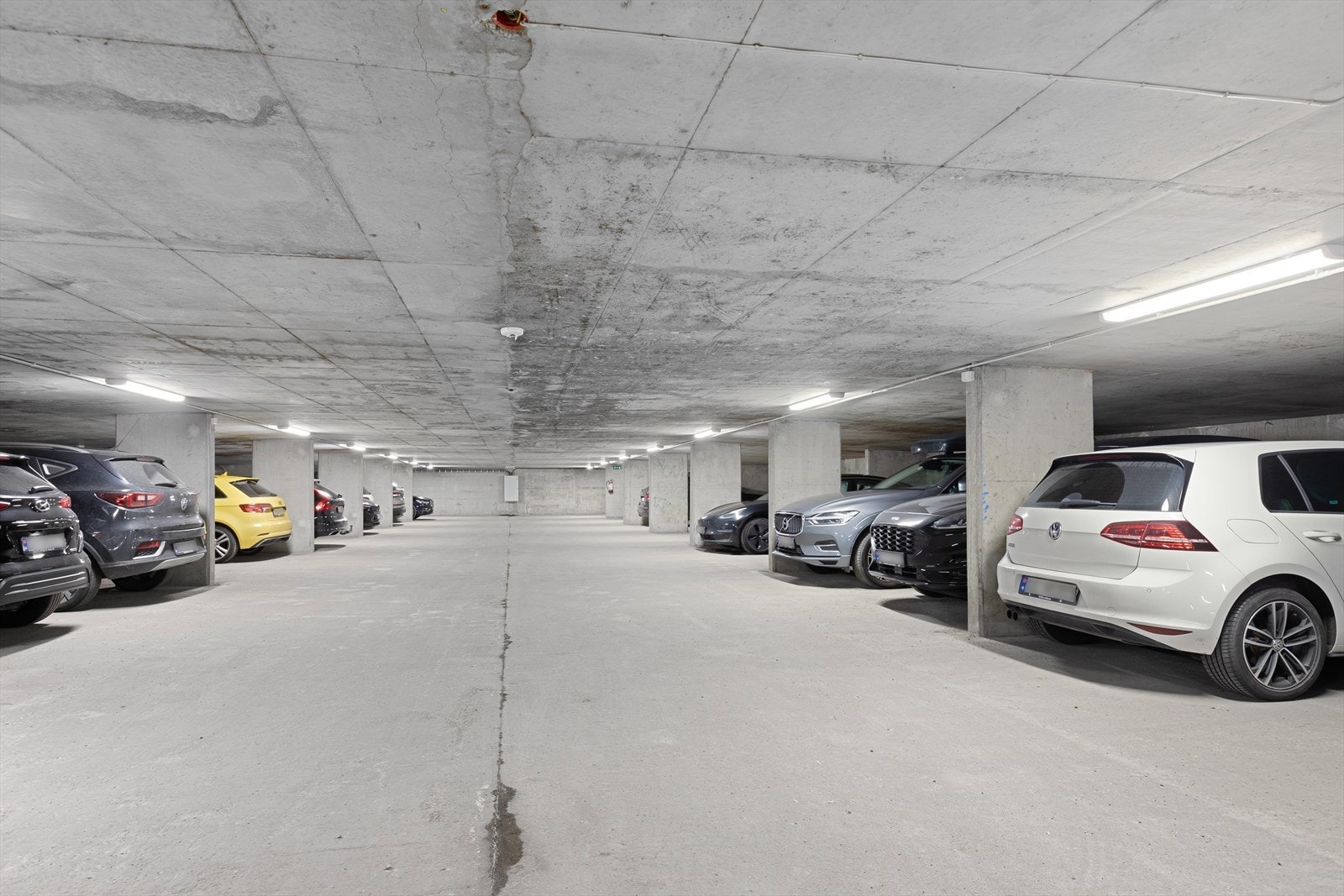 Borettslaget har rett til leie av 15 parkeringsplass - selger leier i dag plass for kr 1 800,- pr mnd. Ta kontakt med megler for mer informasjon om ventelise mm. Galleribilde