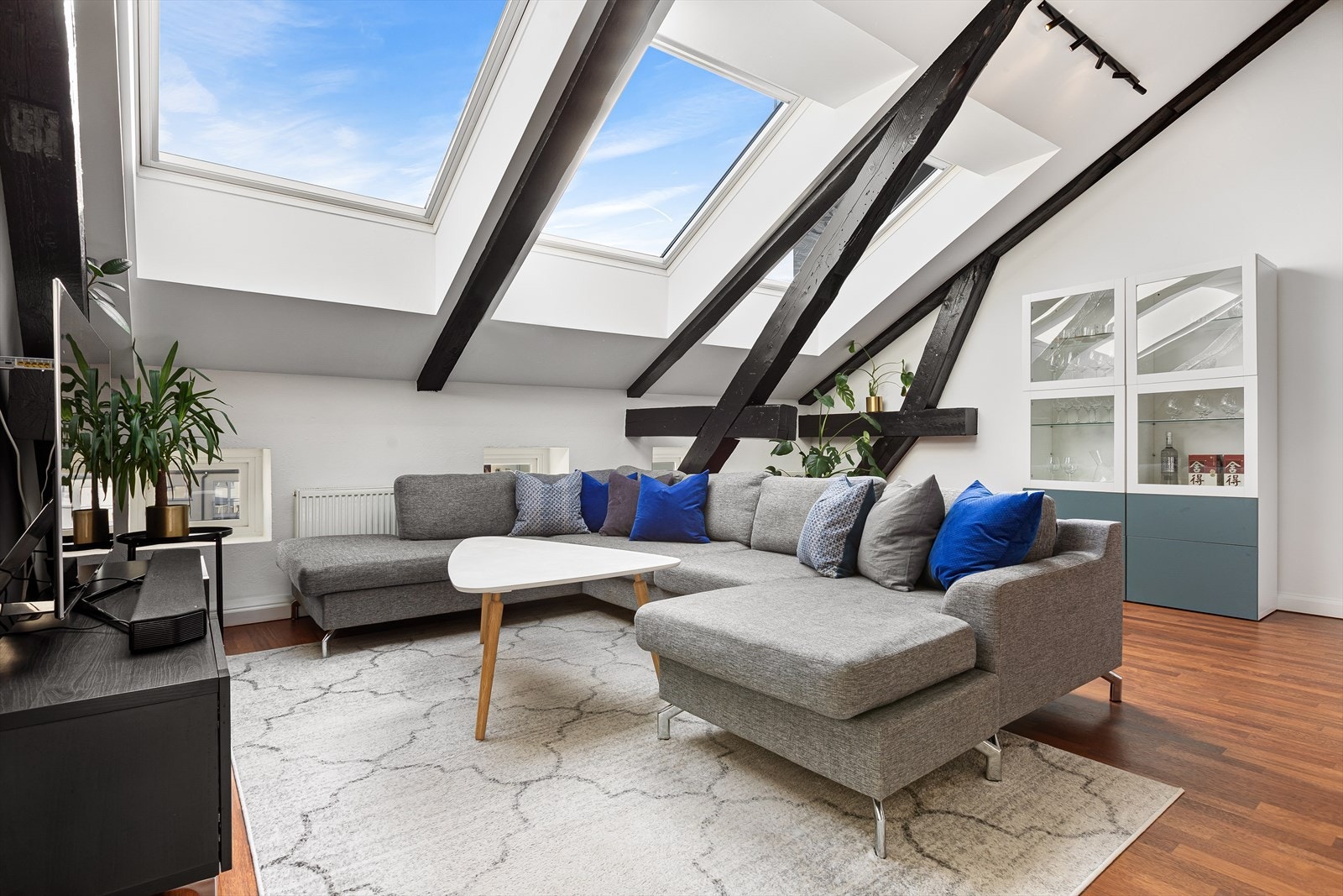 De store vinduene gir rikt med lysinnslipp, og takhøyden gir en urban følelse. Et av vinduene er byttet i november 2024 i regi av borettslaget. Galleribilde