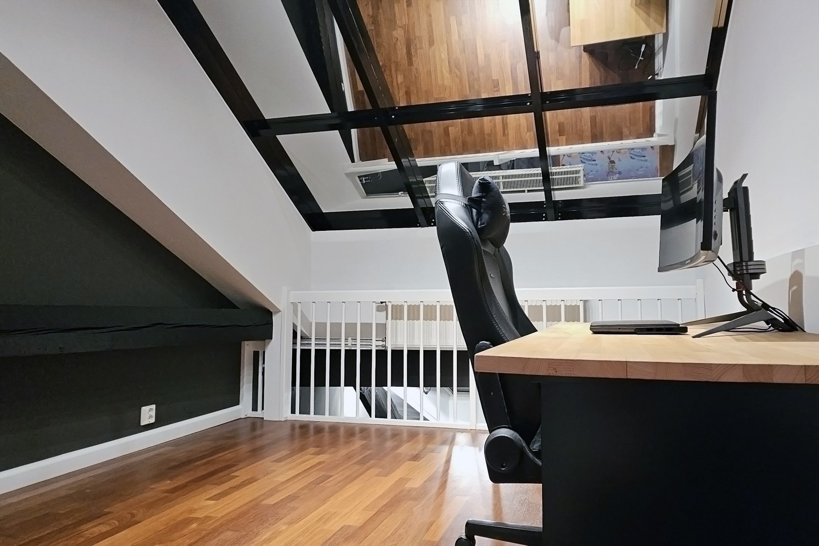 På kvelden blir folie på vinduene omgjort til en speiløsning, noe som gir en kul detalj til rommet Galleribilde