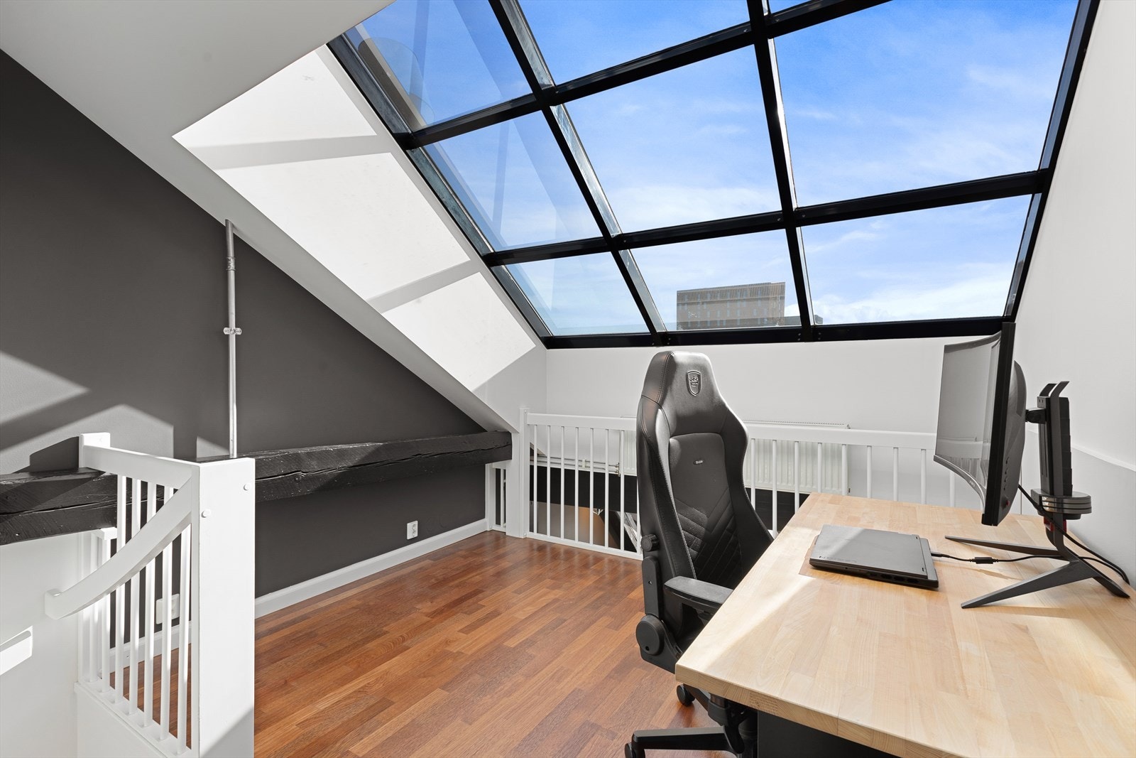 Den åpne løsningen og de store vinduene gir en meget luftig følelse Galleribilde