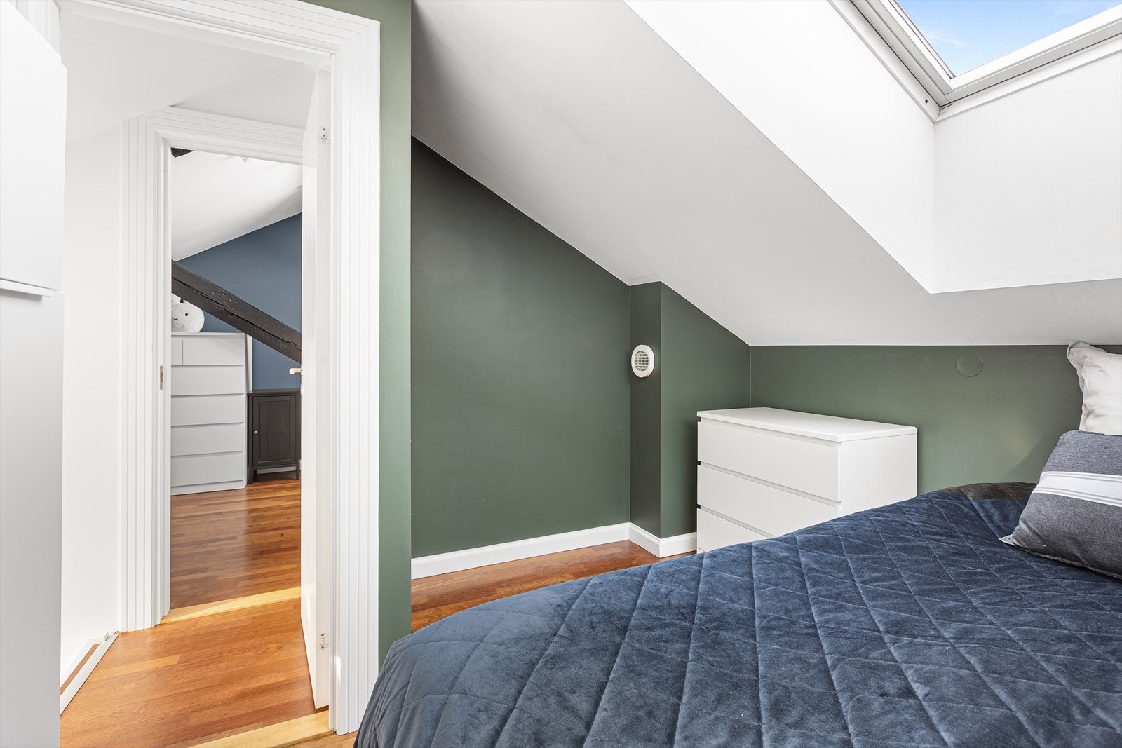 Etasjen inneholder 2 soverom - vinduene på soverommet ble byttet i regi av borettslaget november 2024 Galleribilde