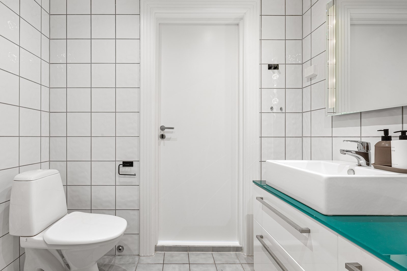 Badet har elektriske varmekabler i gulv og downlights i tak Galleribilde