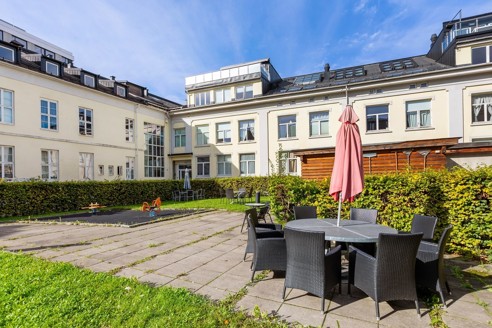 Borettslaget har fine fellesområder med skjermet tumleplass for små og store Galleribilde