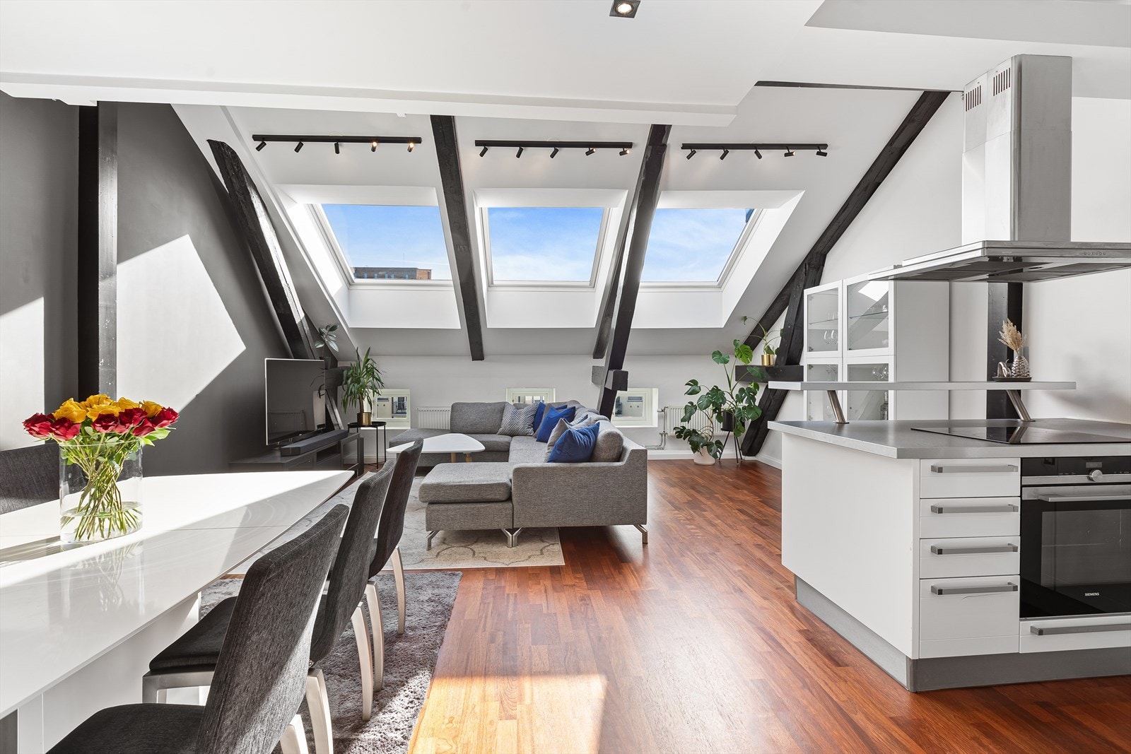 Leiligheten ligger meget sentralt til - med heisadkomst opp til leiligheten Galleribilde