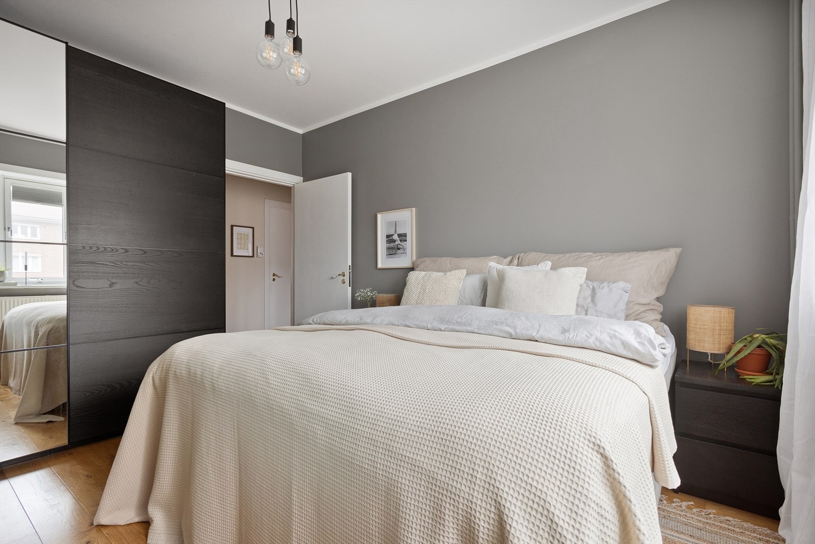 Her er det installert en stor skyvedørsgarderobe Galleribilde