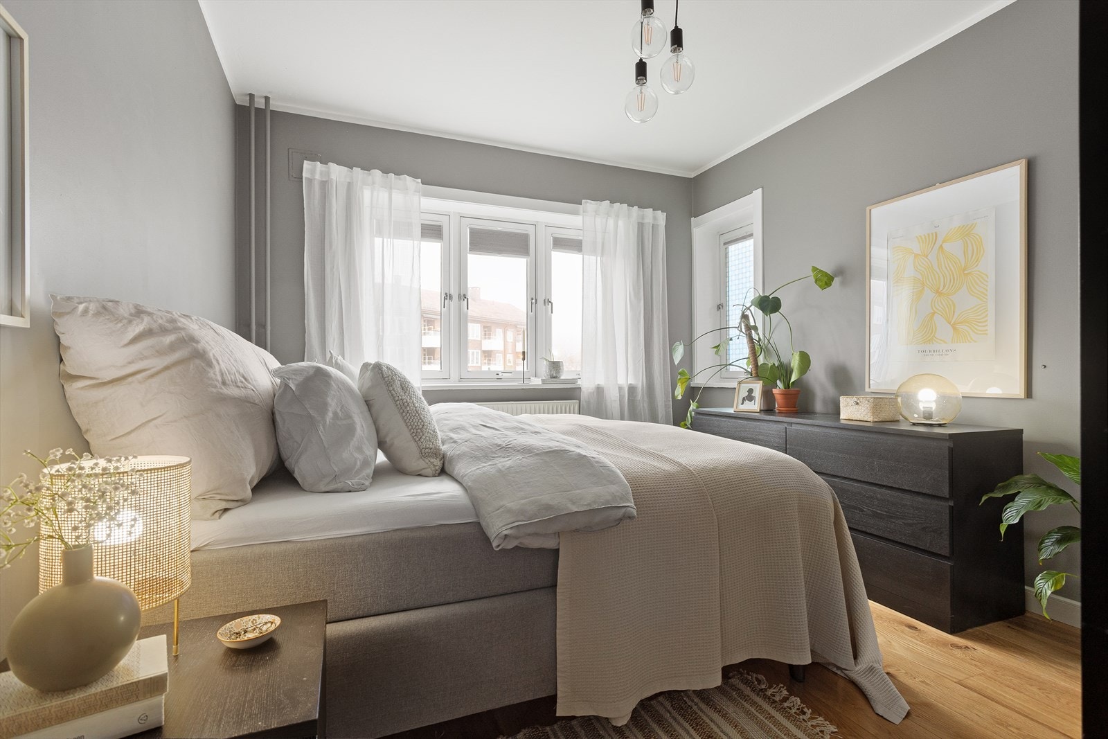 Meget stort soverom med plass til stor seng Galleribilde