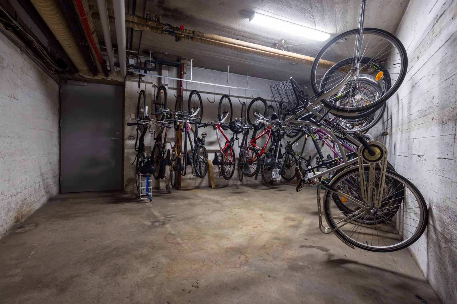 Bak låst dør er felles sykkelbod Galleribilde